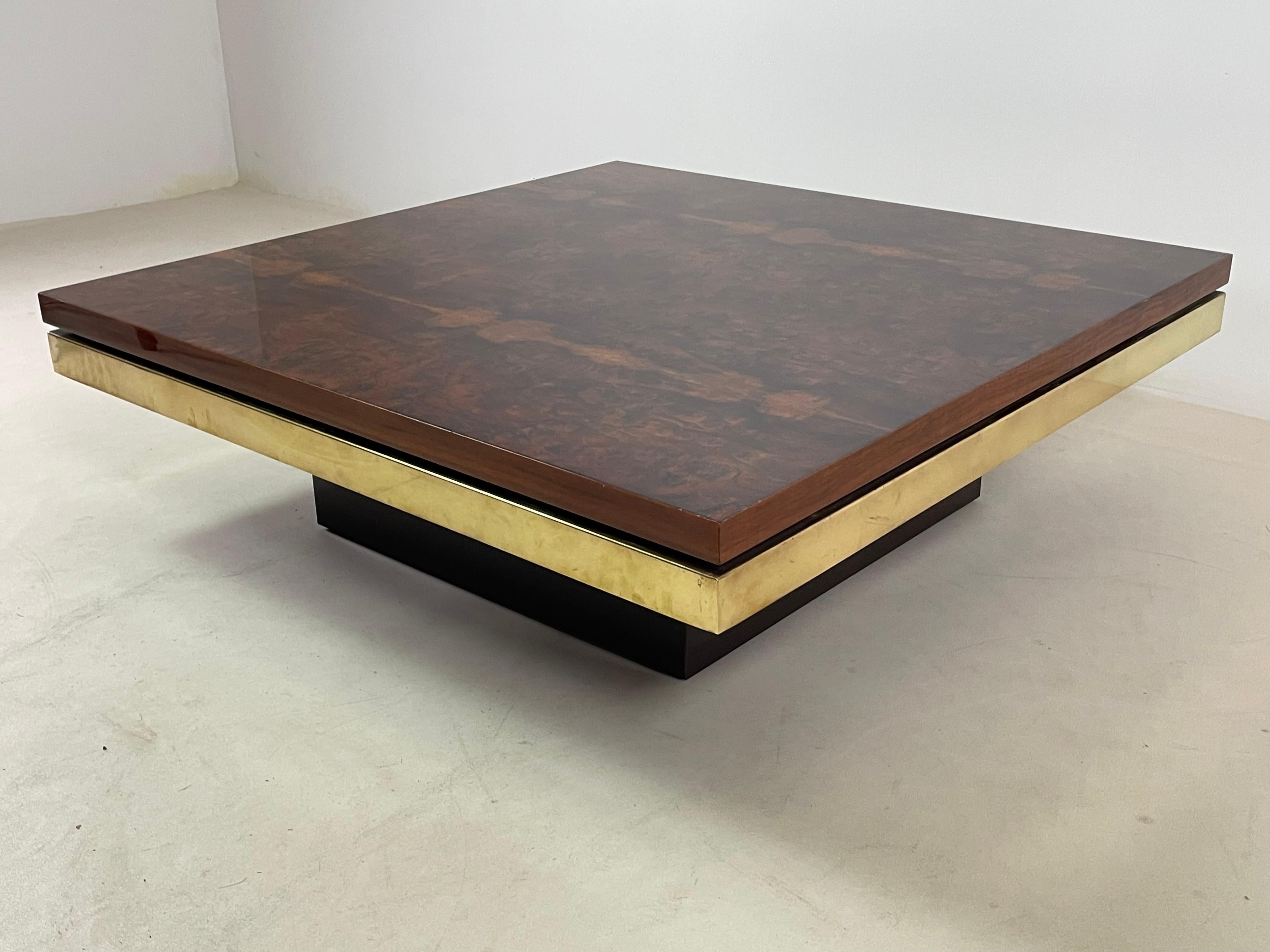 Ottone Tavolino in radica di olmo e ottone di Roche Bobois, 1970 in vendita