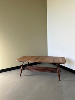 Table basse en orme pour Ercol, par Lucian Ercolani, années 1960