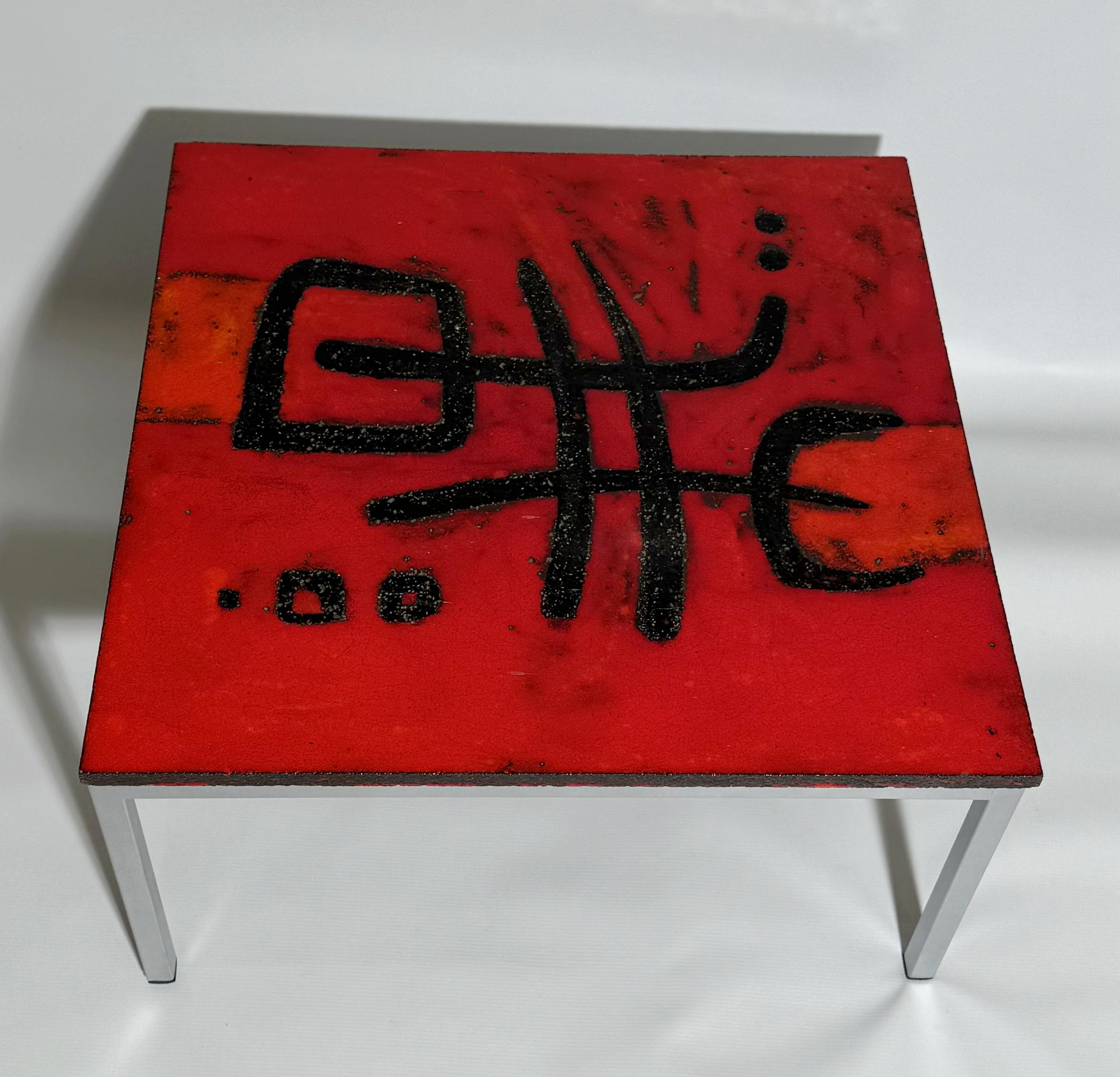Rare table basse en lave émaillée du célèbre émail rouge de Cloutier, décorée en creux d'un idéogramme.
Le plateau repose simplement sur la base en fer laqué, et peut être utilisé comme décoration murale.
Largeur : 23,6 pouces
Longueur : 23.6