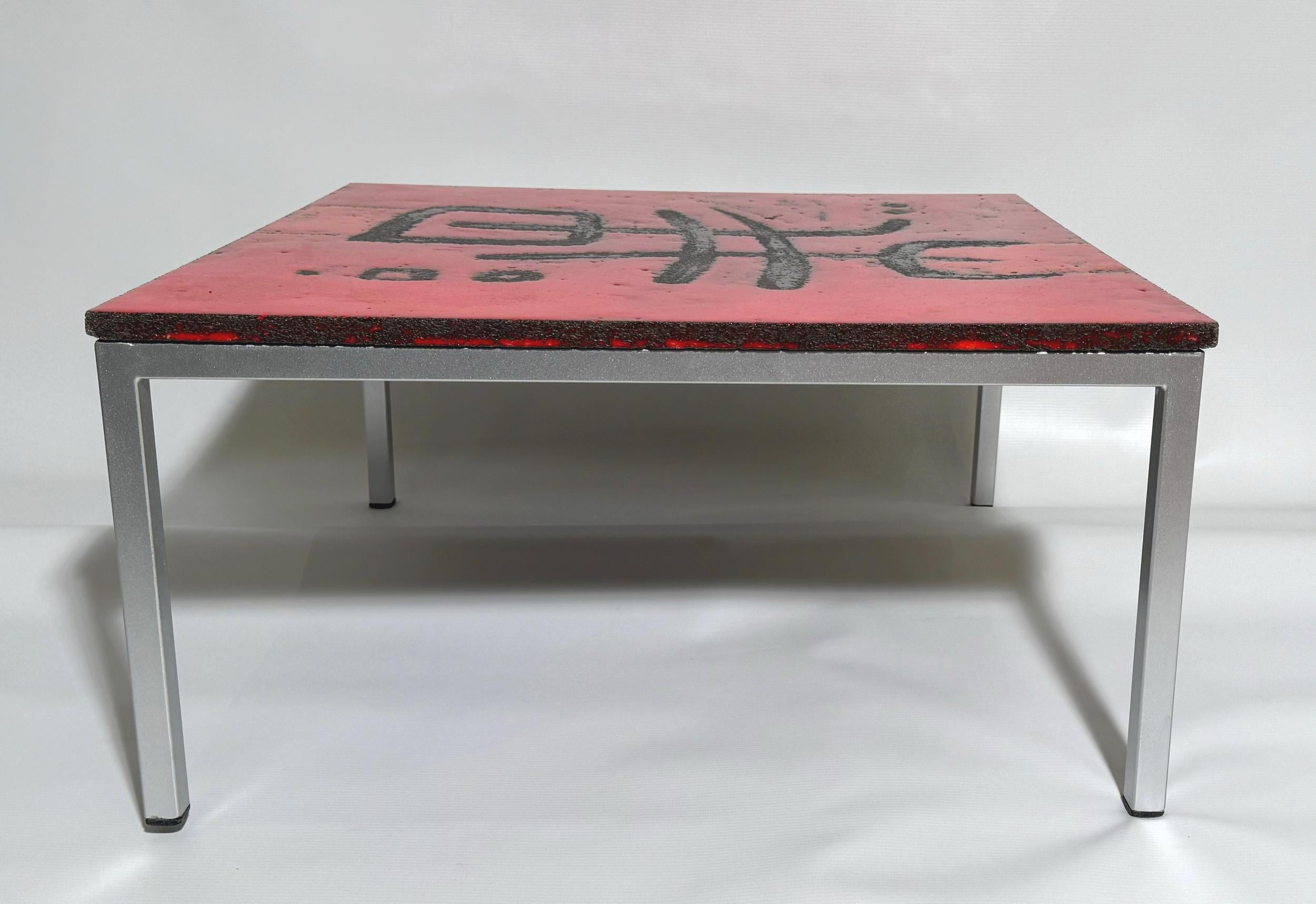 Français Table basse en lave émaillée, par Robert et Jean Cloutier, France, vers 1958 en vente