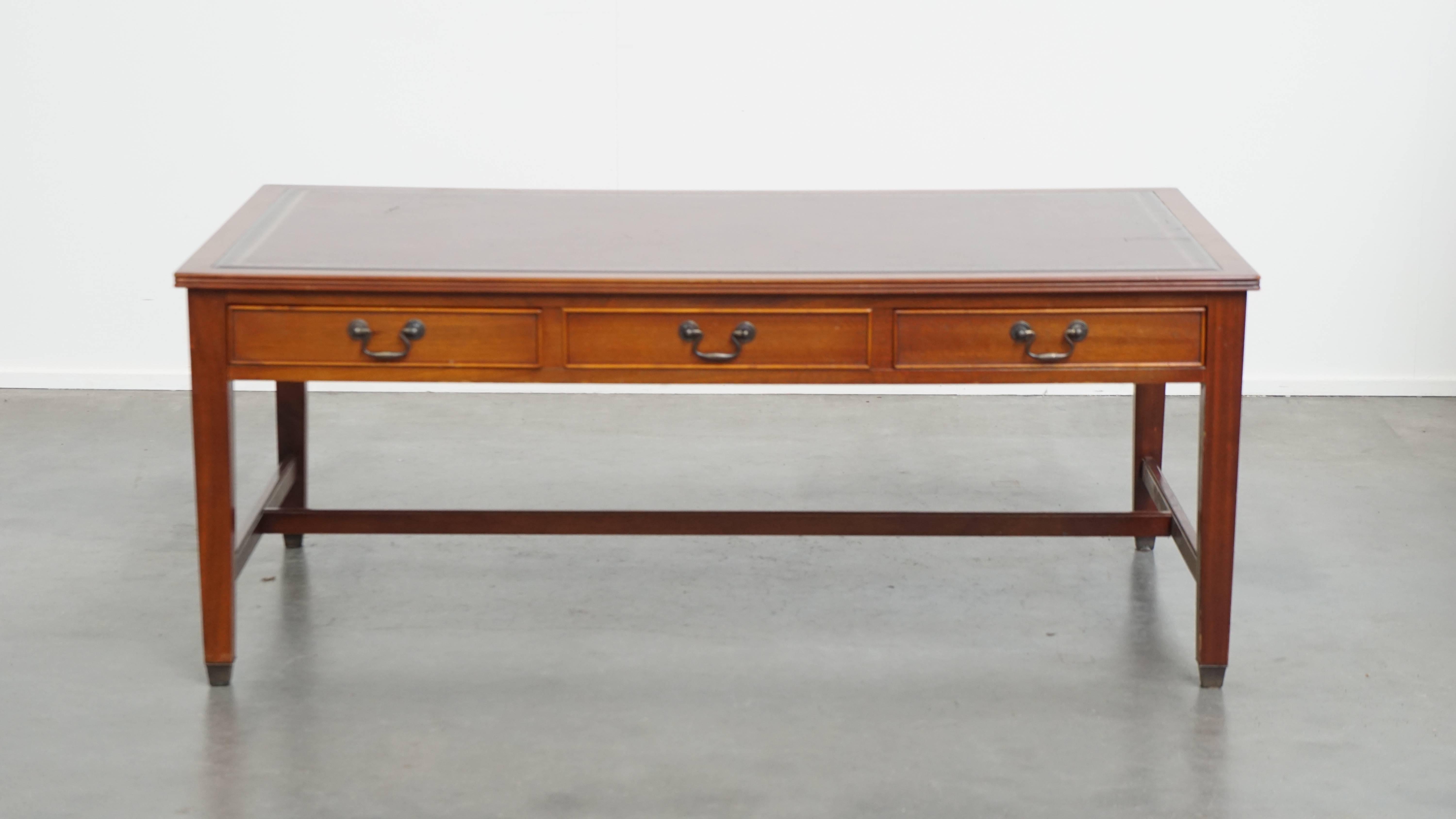 In offerta: questo elegante tavolino in stile inglese con piano in pelle rossa e quattro cassetti. Questo bellissimo tavolino da caffè in stile inglese è una vera e propria risorsa sia per gli interni classici che per quelli moderni. La sua elegante