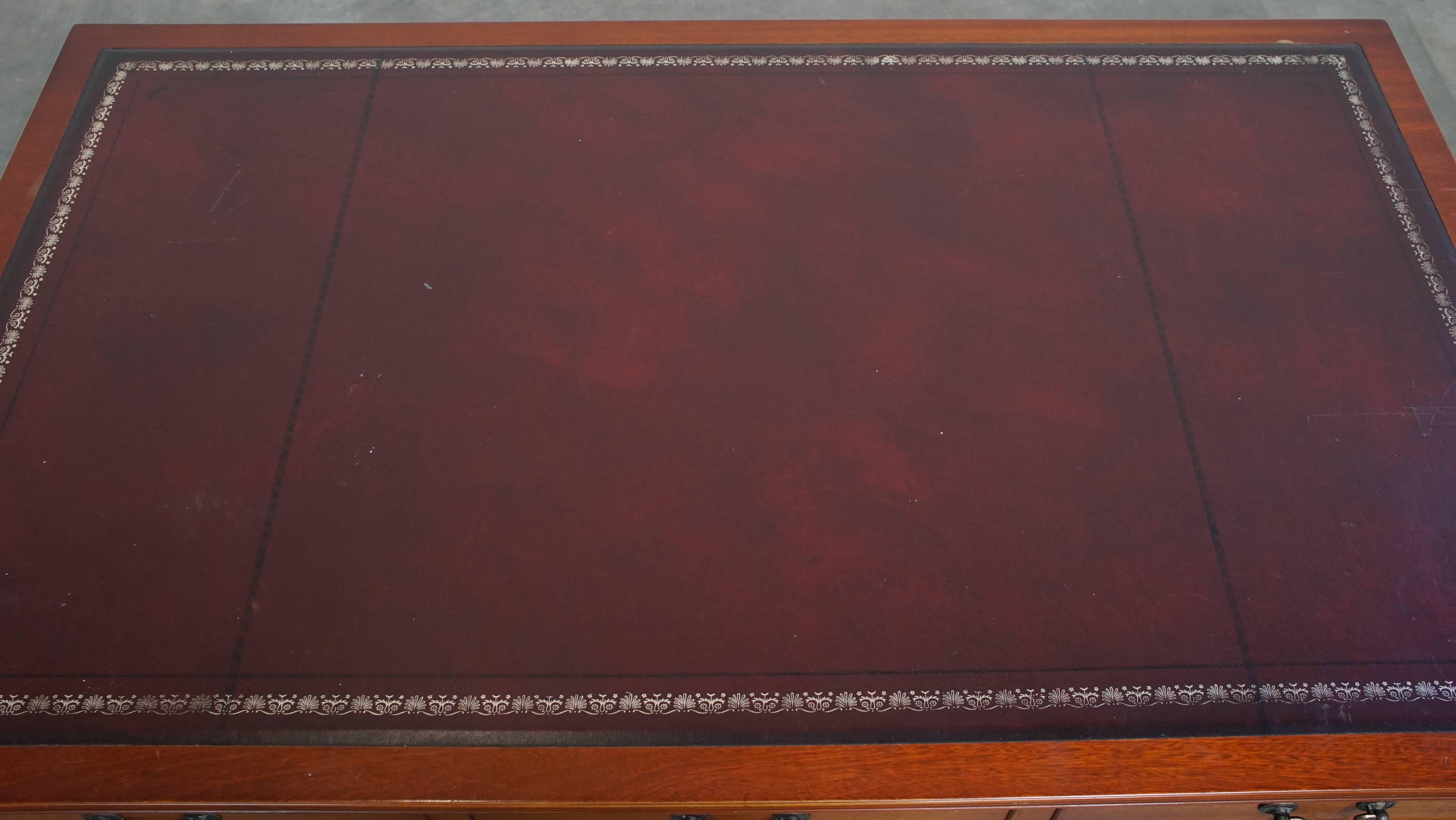 XX secolo Tavolino da caffè in stile inglese con piano in pelle rossa e 4 cassetti in vendita