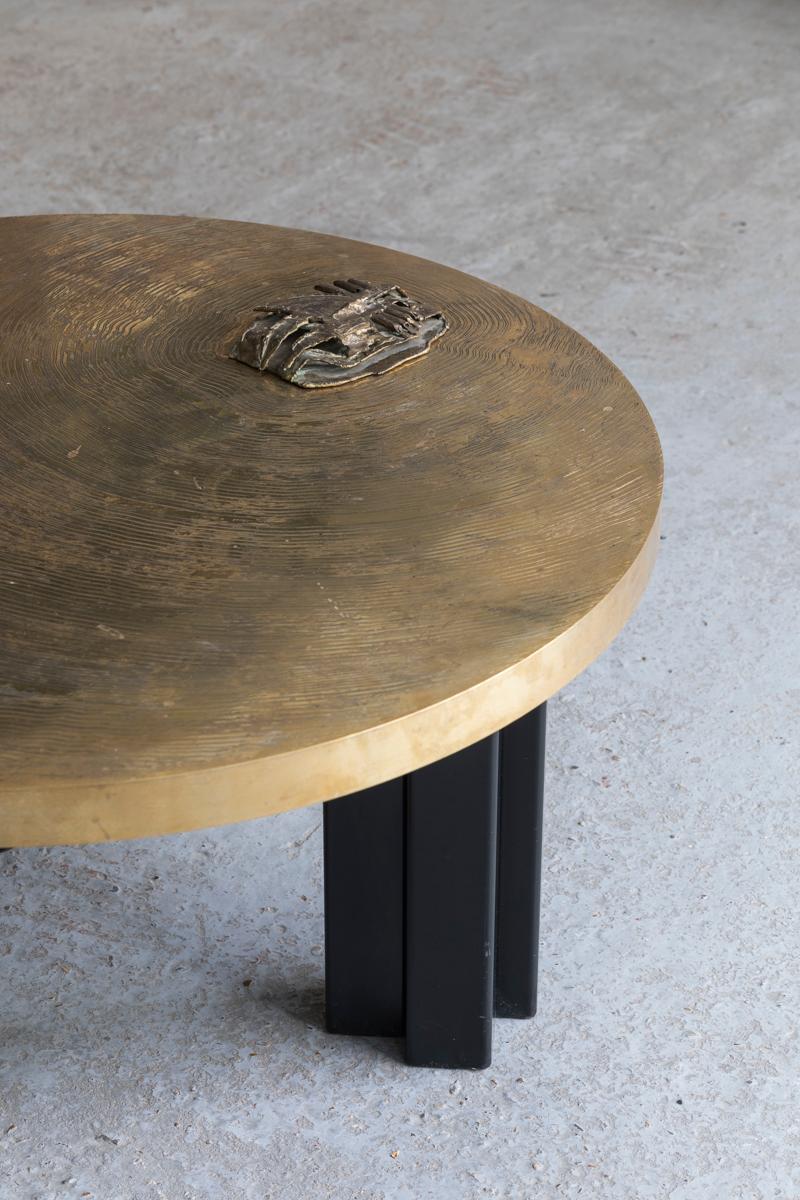 Table basse conçue et produite par Christian Krekels en Belgique en 1990. Cette table basse de forme organique est une véritable œuvre d'art et présente un plateau en laiton de couleur or et des pieds sculpturaux en acier noir émaillé. Le plateau de