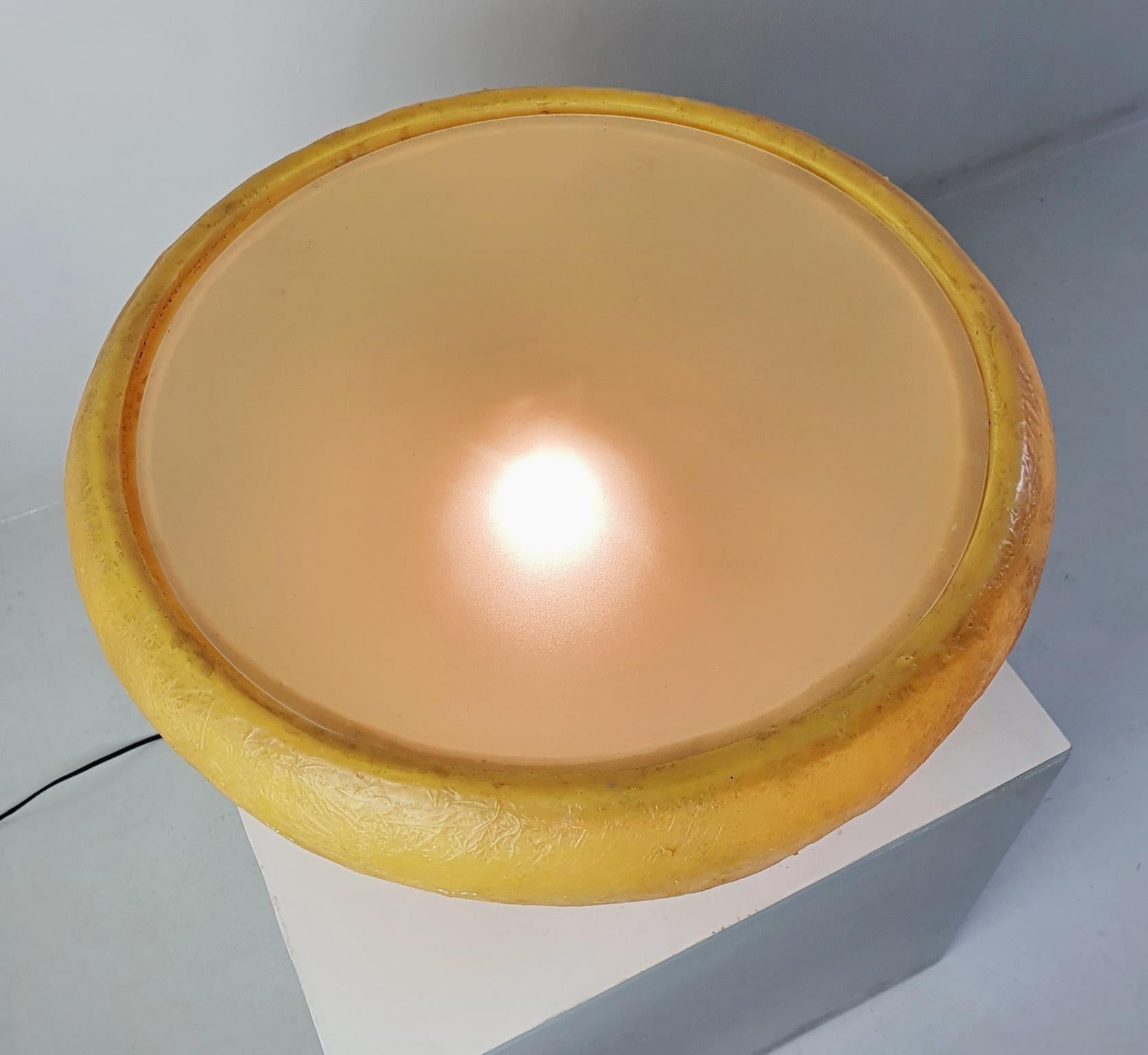 Couchtisch aus Fiberglas mit Leuchte, 1960er Jahre (20. Jahrhundert) im Angebot