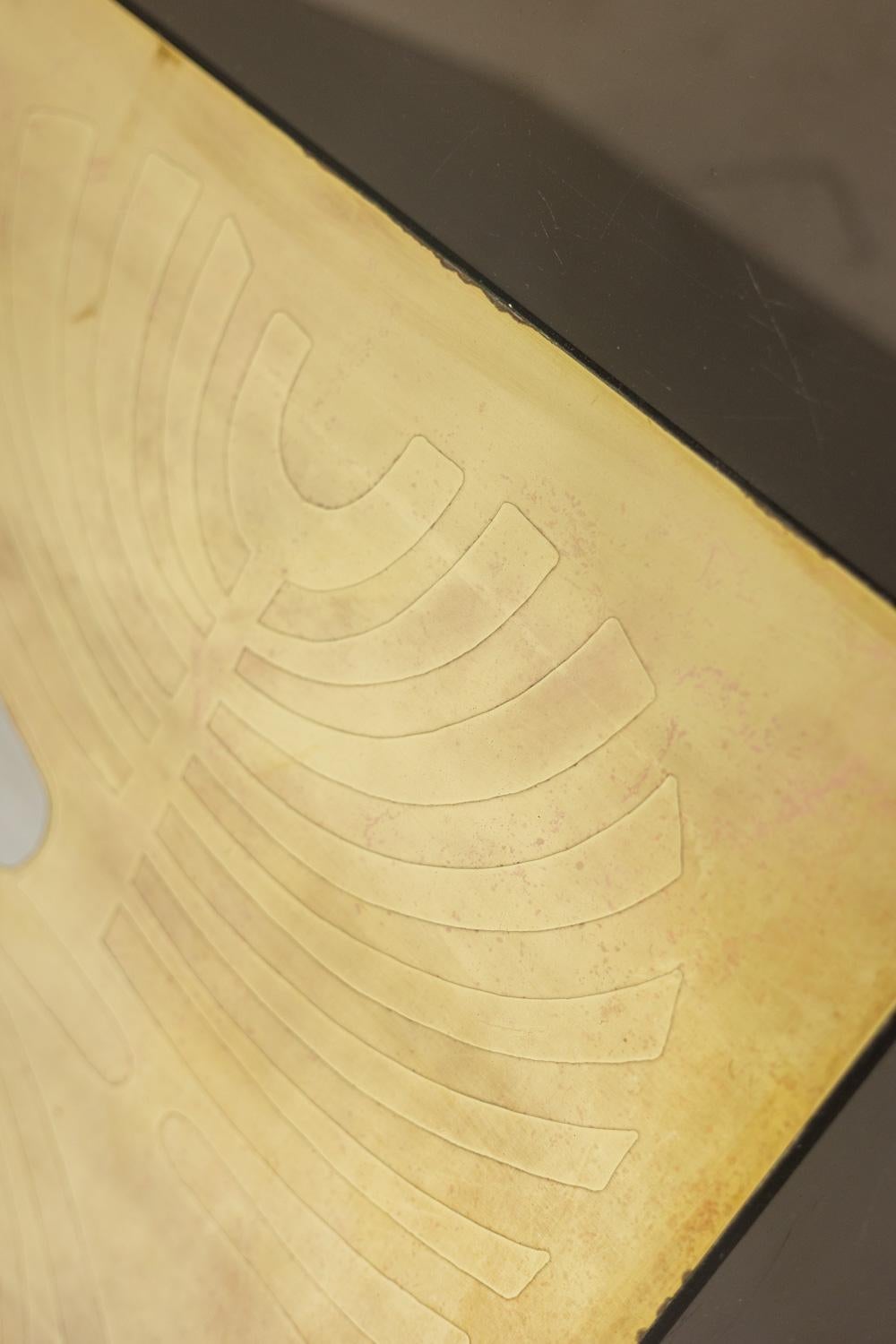 20ième siècle Table basse en laiton doré et verre fumé, années 1970 en vente