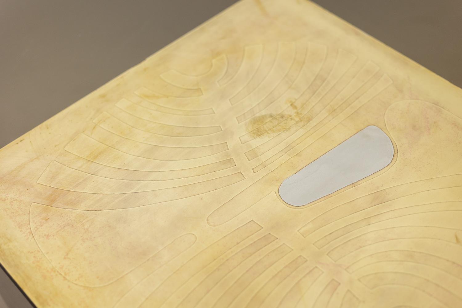 Laiton Table basse en laiton doré et verre fumé, années 1970 en vente
