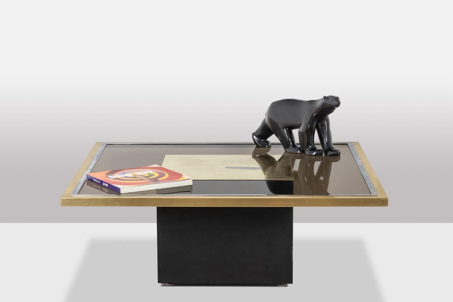Table basse en laiton doré et verre fumé, années 1970 en vente 2
