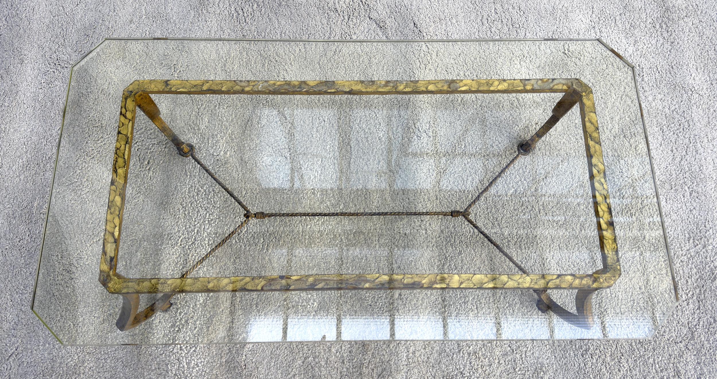 Mid-Century Modern Coffee table in gilded iron, Edition Maison Ramsay, Paris, France, circa 1960 en vente