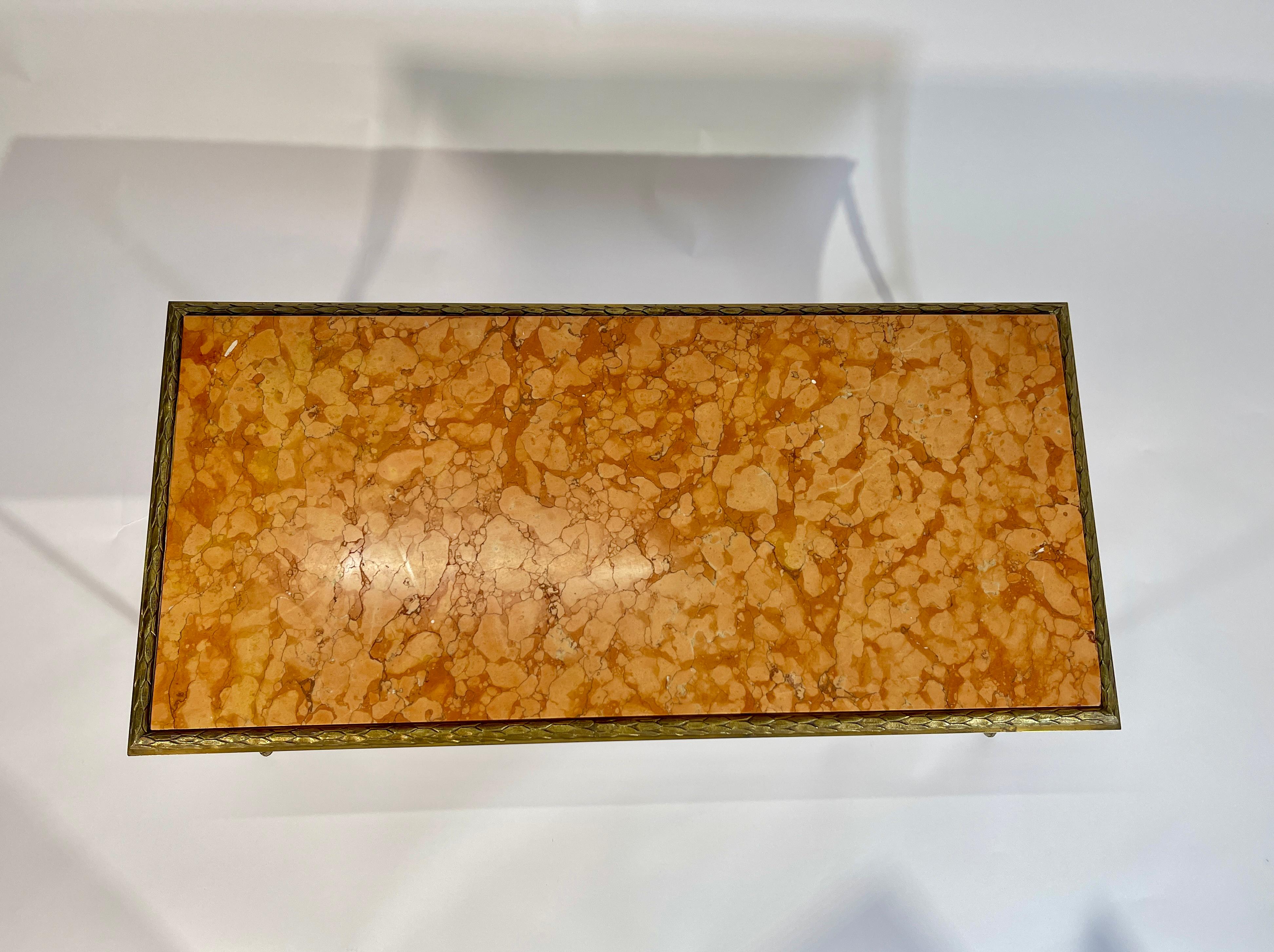Milieu du XXe siècle Table basse en bronze doré par Maison Baguès en vente