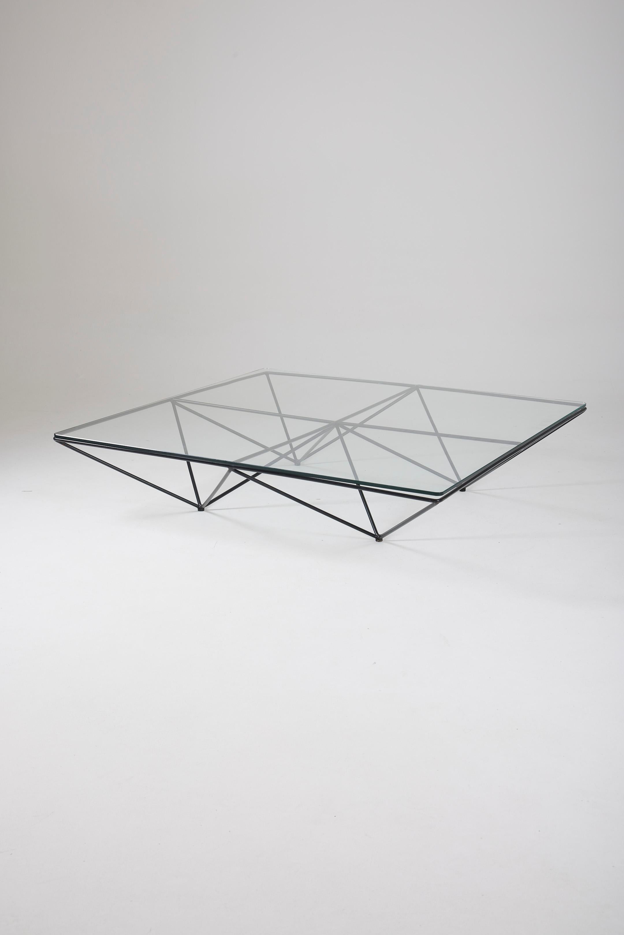 Table basse carrée réalisée par le designer Paolo Piva pour B&B Italia dans les années 1980. Le plateau en verre repose sur une base en acier stratifié noir, de forme géométrique. Très bon état.
DV571