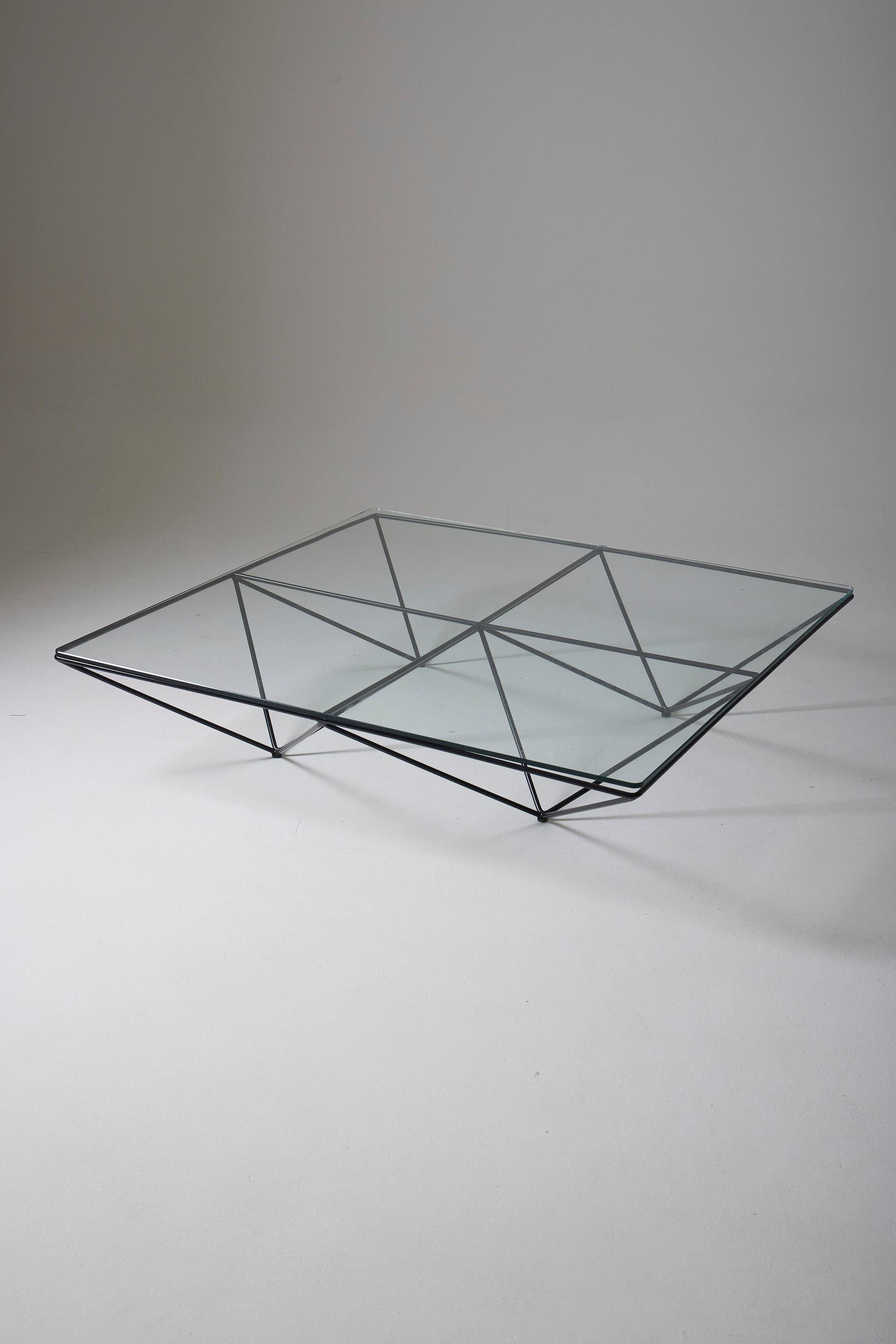 Quadratischer Couchtisch des Designers Paolo Piva für B&B Italia aus den 1980er Jahren. Die gläserne Tischplatte ruht auf einem geometrisch geformten, schwarz laminierten Stahlgestell. Sehr guter Zustand.
DV571
