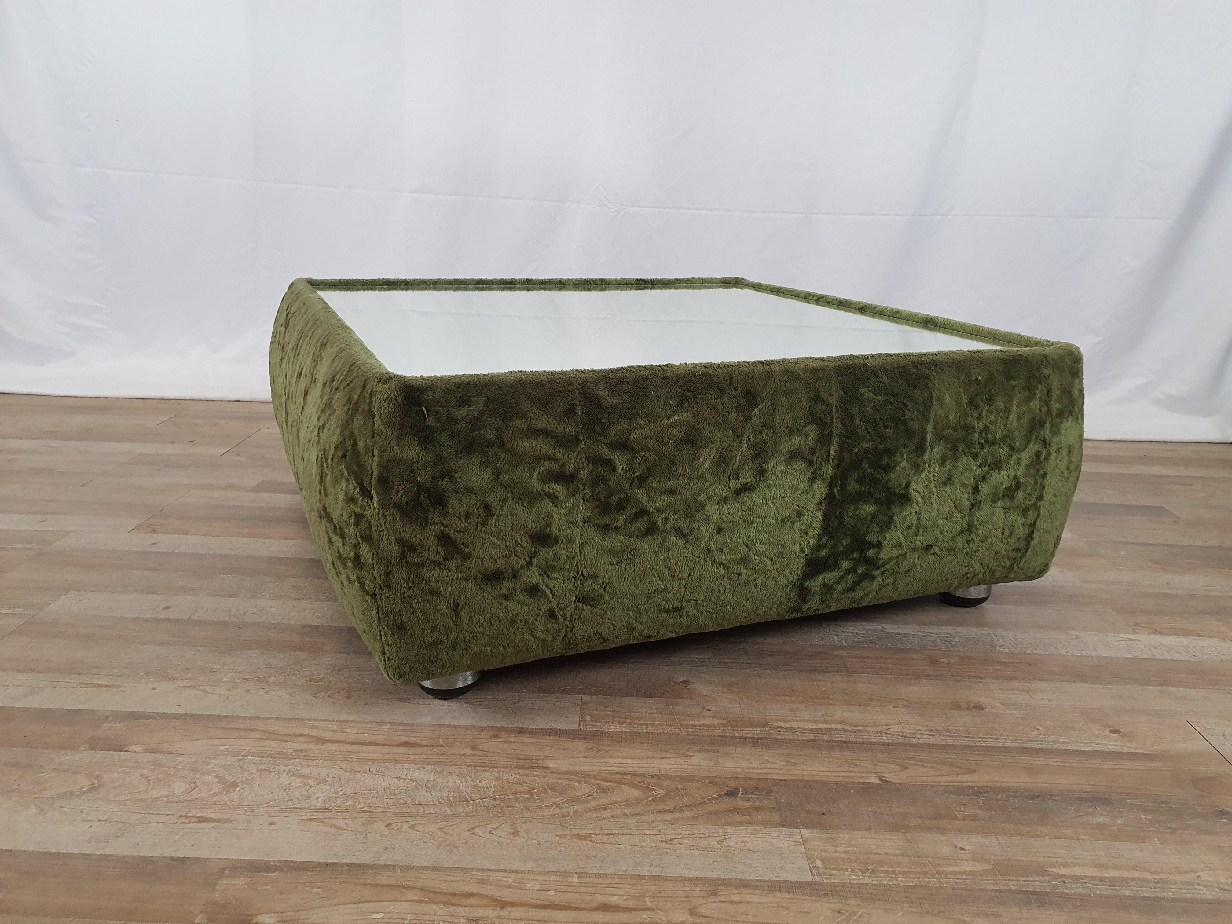 Fine and elegant upholstered coffee table in green chenille, modern and functional design originating from an Italian production around the 1970s.

The fabric is in green chenille, the table is supported by feet in aluminum and plastic and has an