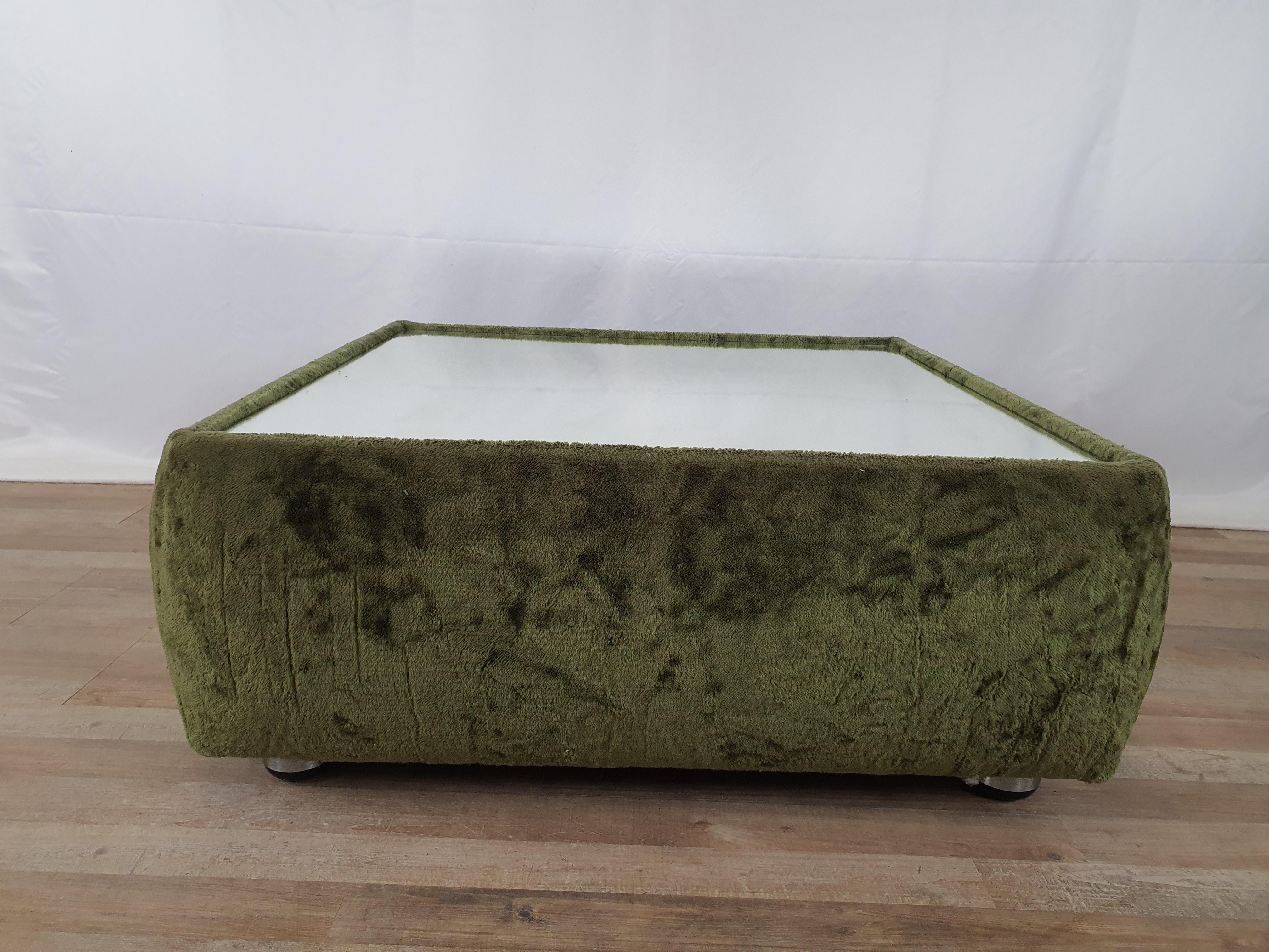 Coffee Table in Green Chenille and Mirror Top, 1970, Italy In Good Condition For Sale In Premariacco, IT