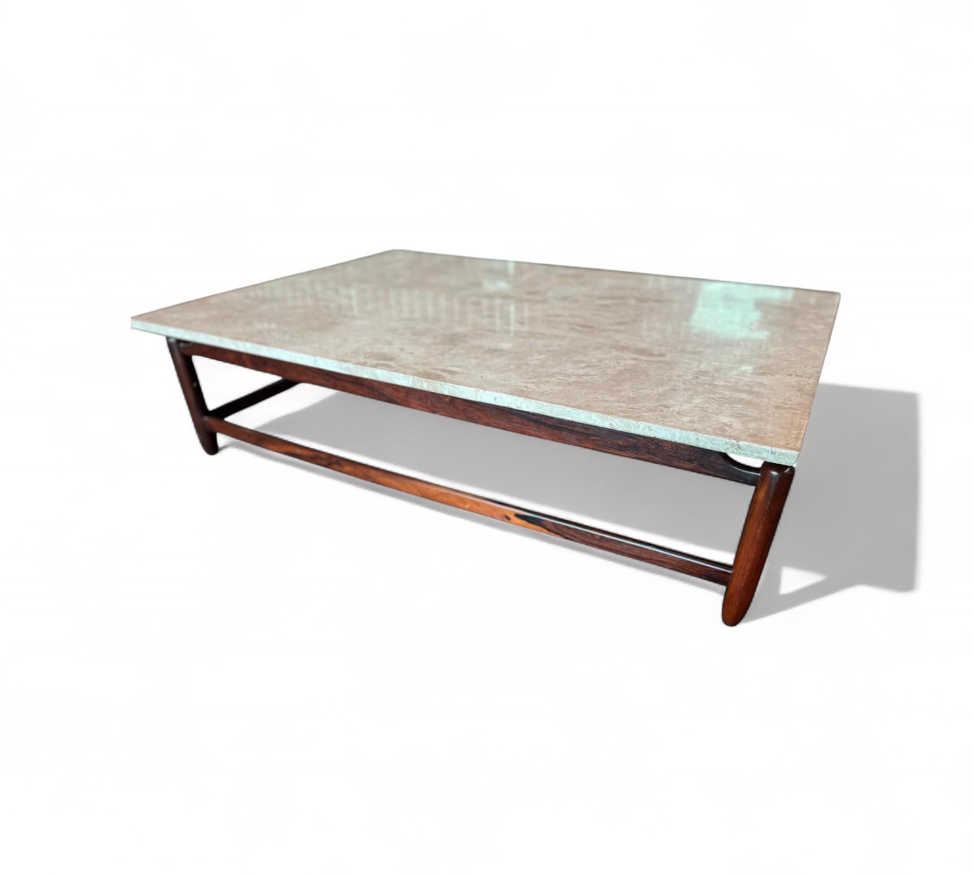 Mid-Century Modern Table basse en bois dur et marbre par Jorge Jabour, c. 1960s en vente