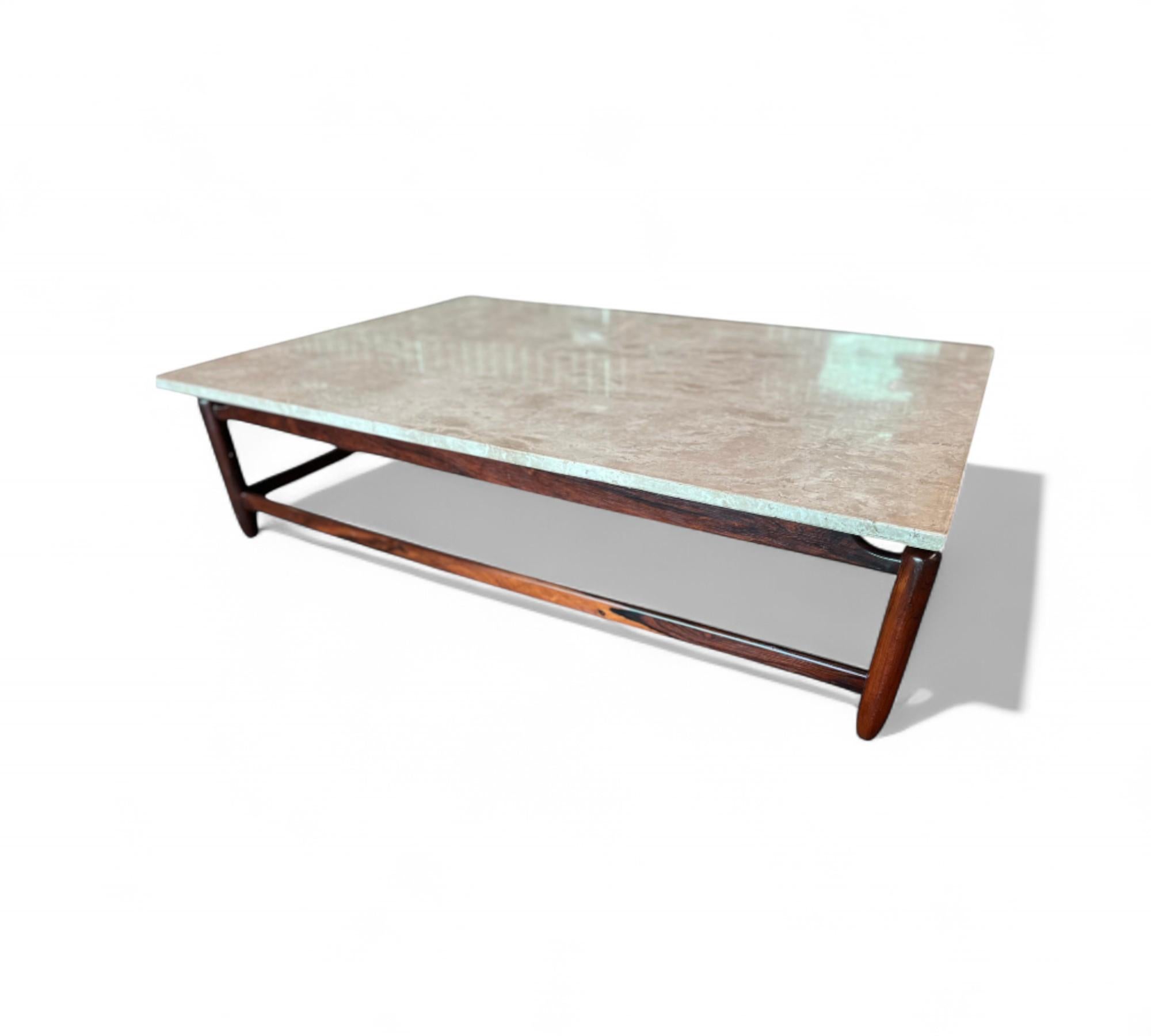 Brésilien Table basse en bois dur et marbre par Jorge Jabour, c. 1960s en vente