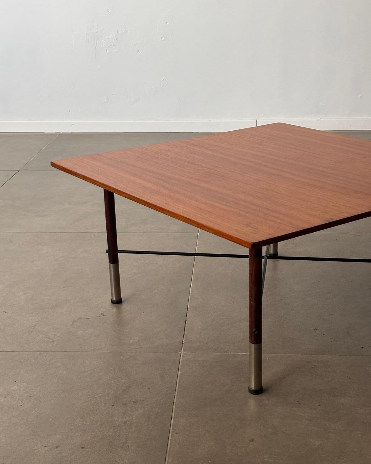 Dieser exquisite Couchtisch, der in den 1950er Jahren von Ico Parisi für Cassina entworfen wurde, verkörpert die raffinierte Eleganz und Handwerkskunst des italienischen Designs der Jahrhundertmitte. Der Tisch besteht aus einem schlanken