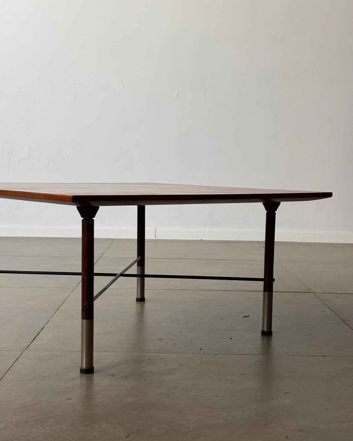 Couchtisch aus Eisen und Palisanderholz von Ico Parisi für Cassina, 1950er Jahre Italien im Zustand „Gut“ im Angebot in Tel Aviv-Yafo, Tel Aviv District