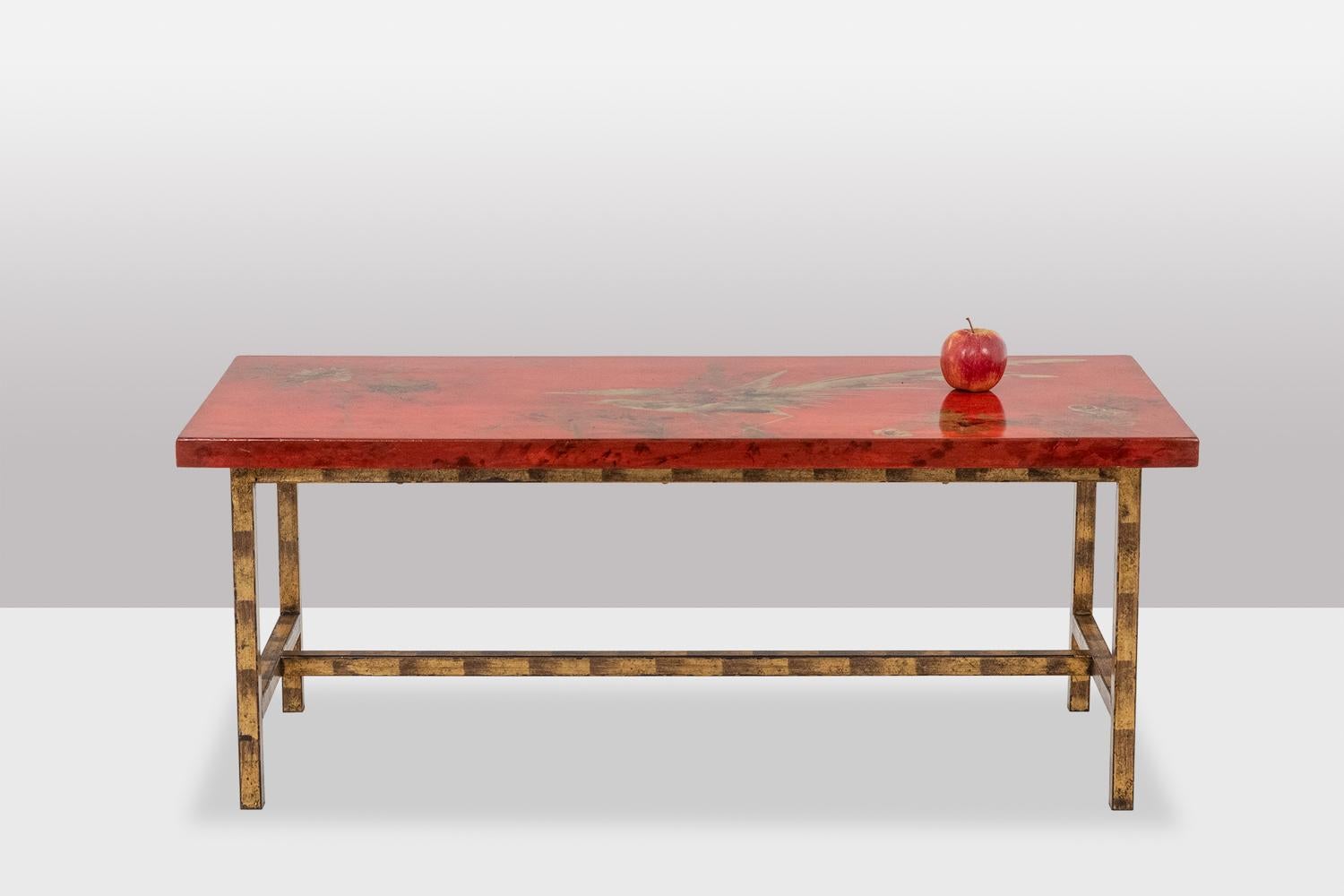 Rectangular coffee table composed of a red lacquer top decorated with a large bird, leaves and golden flowers. Matte gold iron base with its spacer bar.

French work realized in the 1950s.

Dimensions: H 43,5 x W 110 x D 50 cm

Reference: LS5874250H