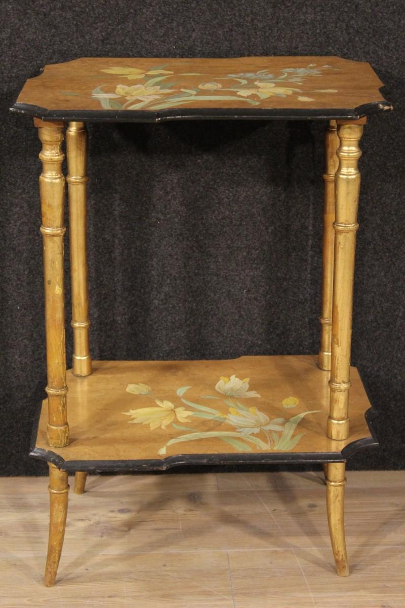 Northern European side table of the 20th century. Pleasantly carved wooden furniture,
lacquered, gold and painted with Art Nouveau floral motifs. Small table of small size and excellent proportion that can be easily inserted in different parts of