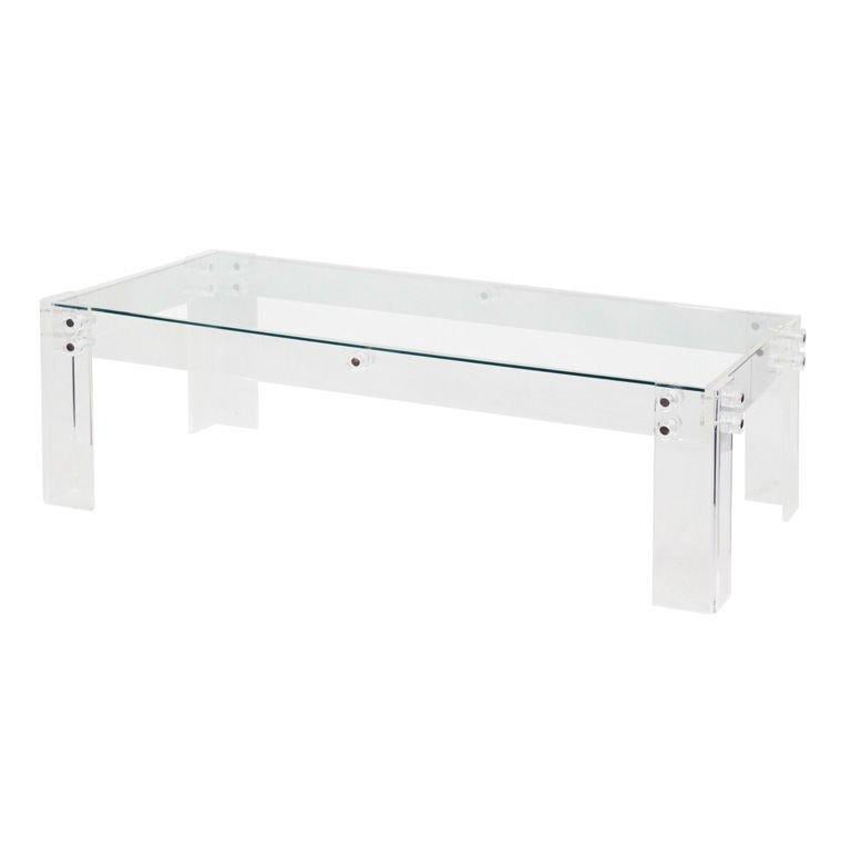 Coffee Table in Lucite with Lug Design In Excellent Condition For Sale In New York, NY