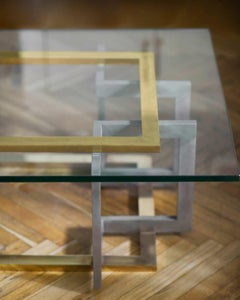 Table basse en métal et laiton avec plateau en verre, dans le style de Pierre Cardin