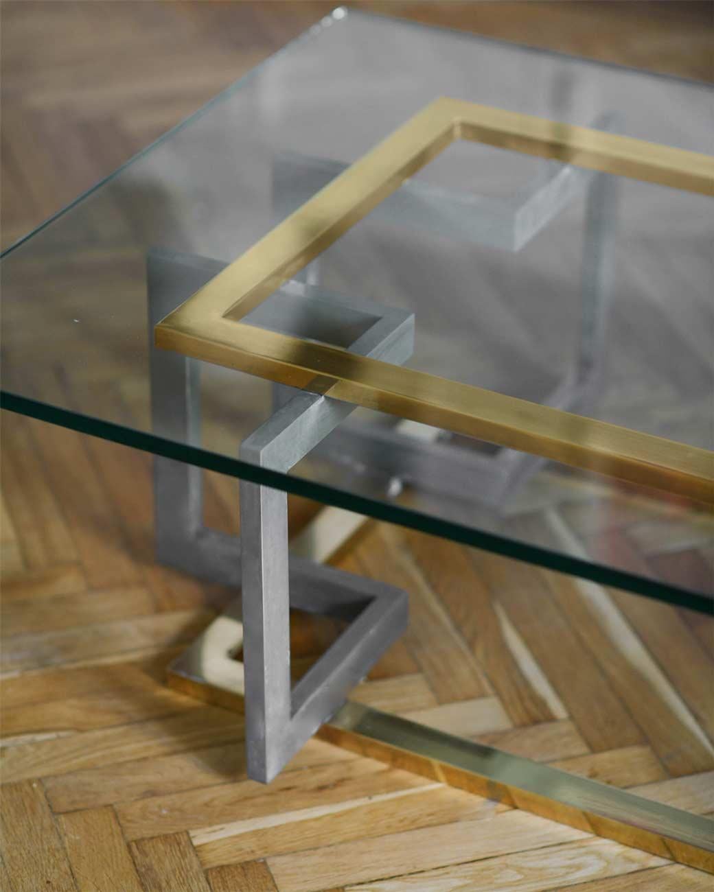 italien Table basse en métal et laiton avec plateau en verre, dans le style de Pierre Cardin en vente
