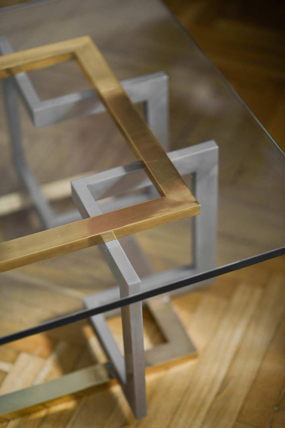 Table basse en métal et laiton avec plateau en verre, dans le style de Pierre Cardin Bon état - En vente à Roma, RM