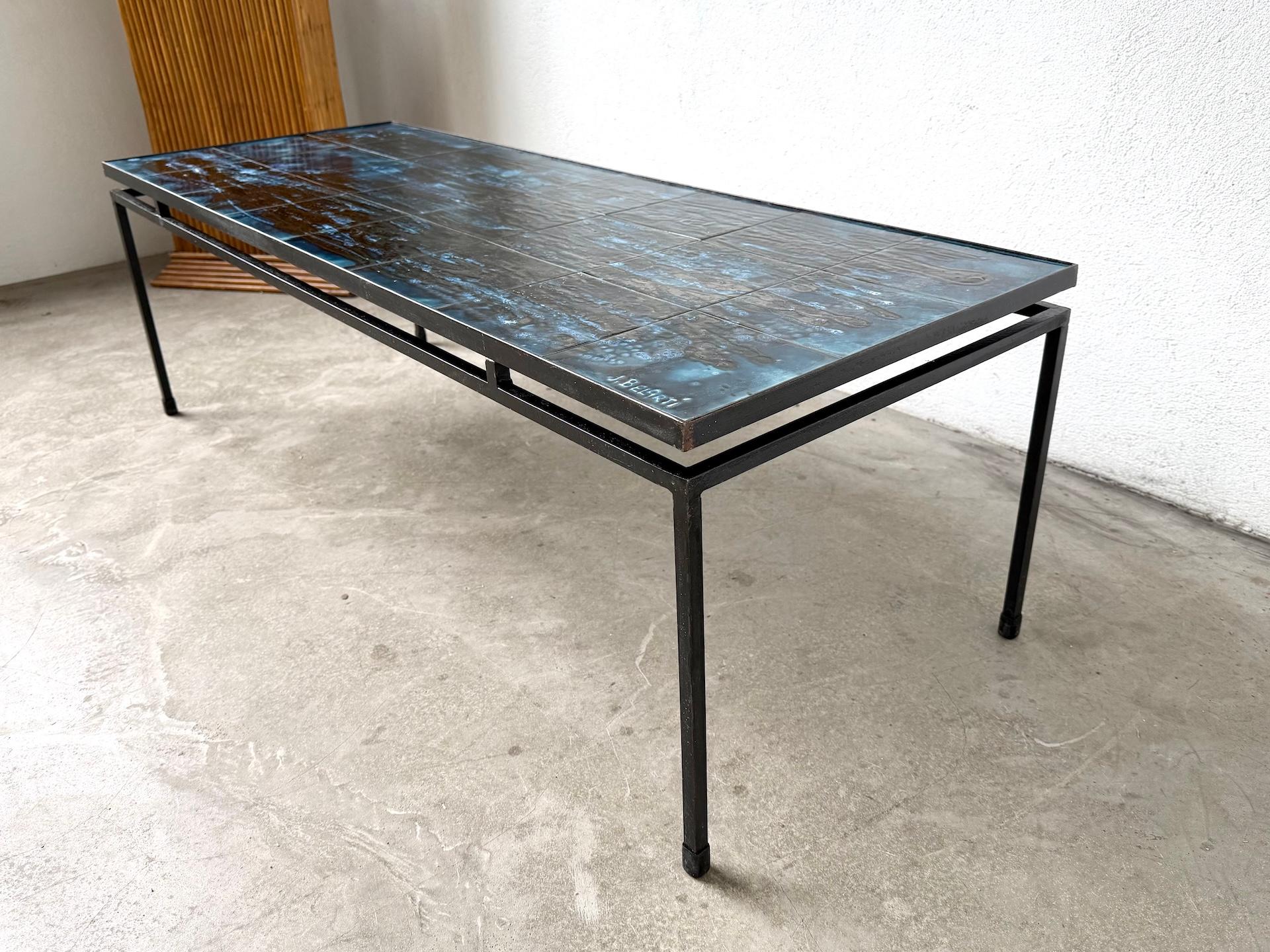 Table basse en métal et céramique, signée J. Belarti, circa 1970 4
