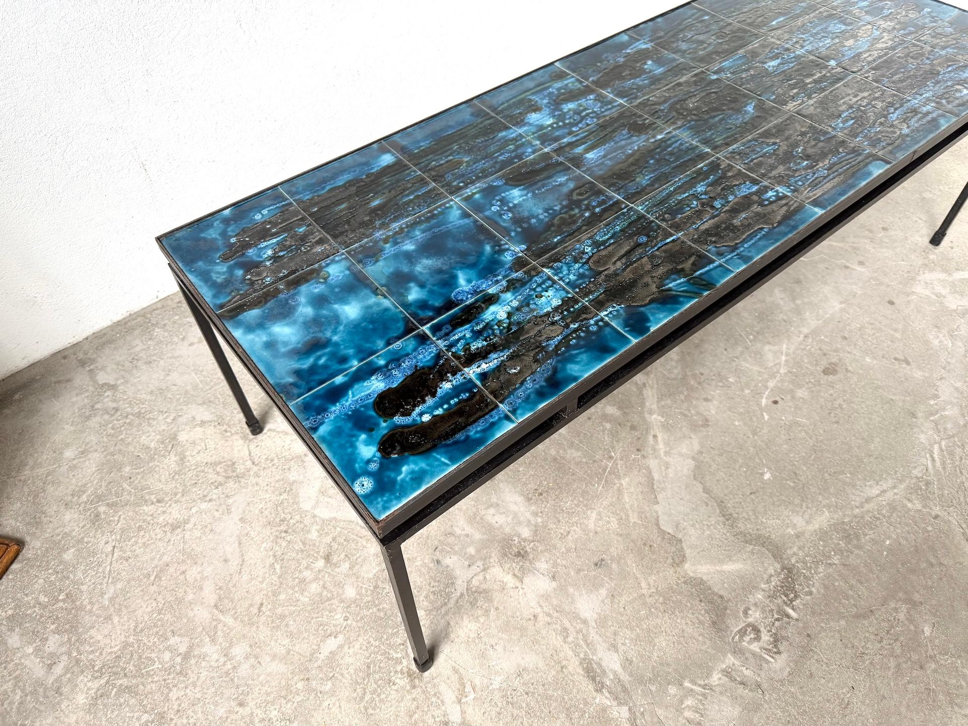 Table basse en métal et céramique, signée J. Belarti, circa 1970 5