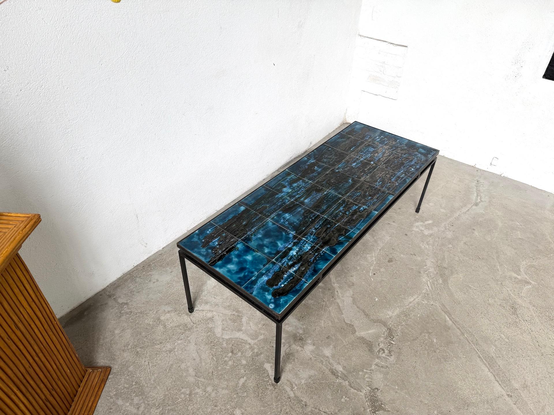 Table basse en métal et céramique, signée J. Belarti, circa 1970 6