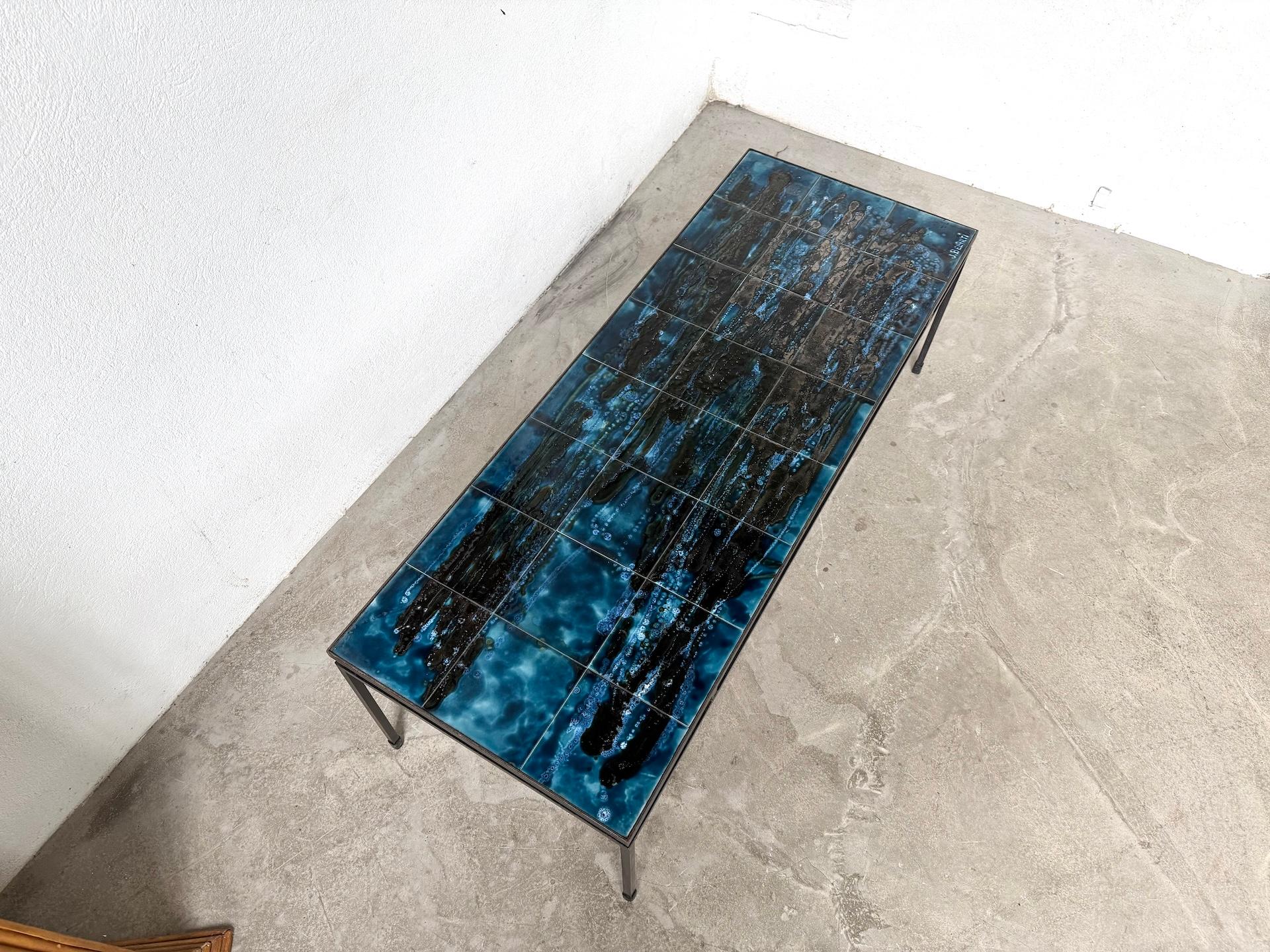 Table basse en métal et céramique, signée J. Belarti, circa 1970 7