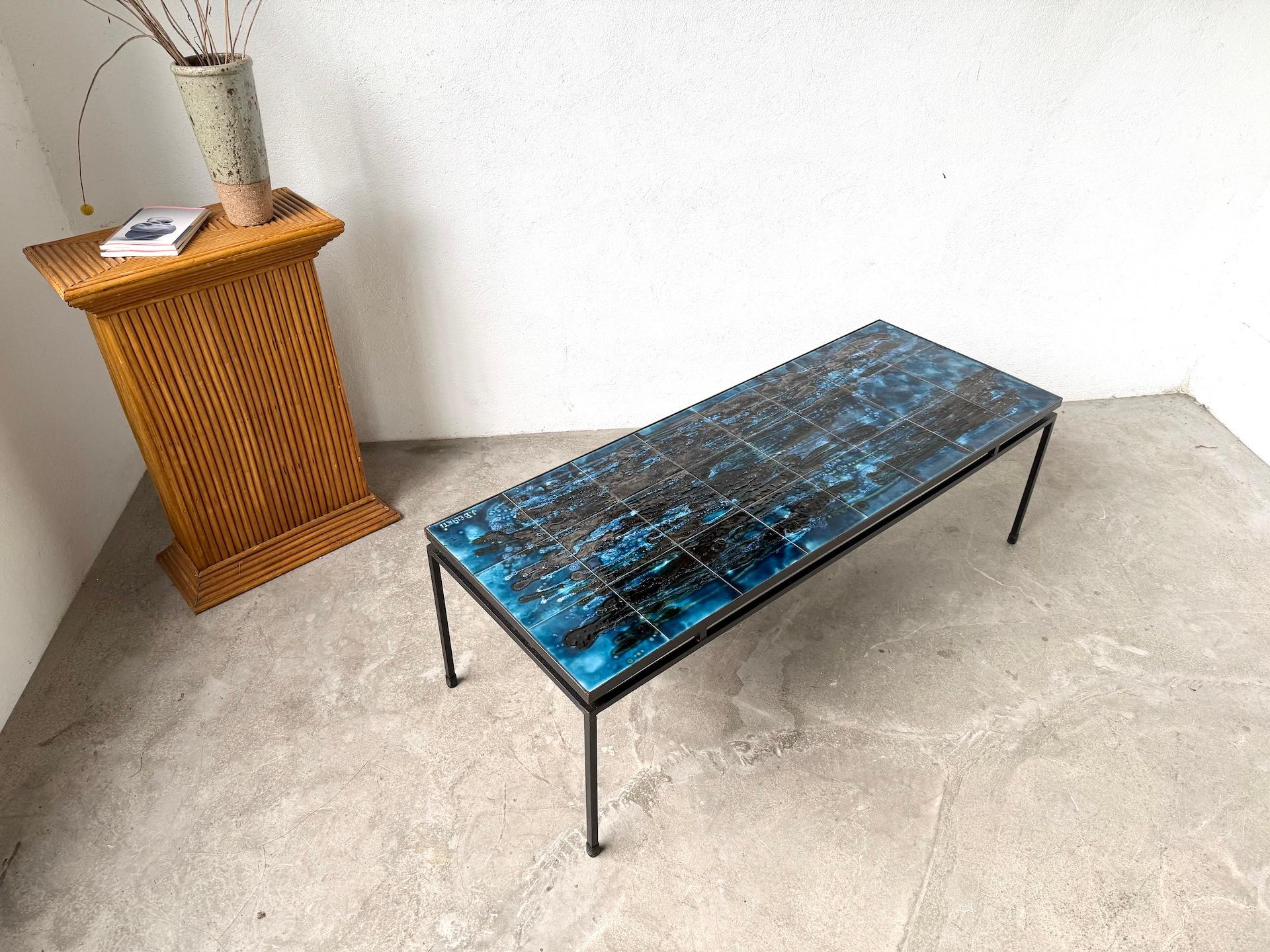 Table basse en métal et céramique, signée J. Belarti, circa 1970 9