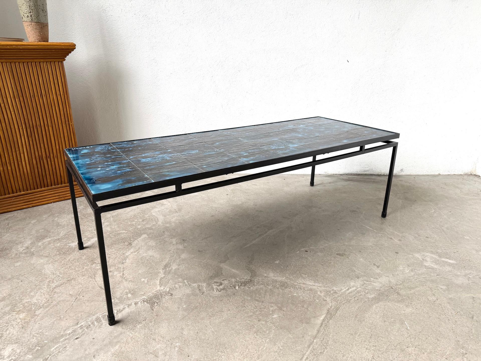 Table basse en métal et céramique, signée J. Belarti, circa 1970 10