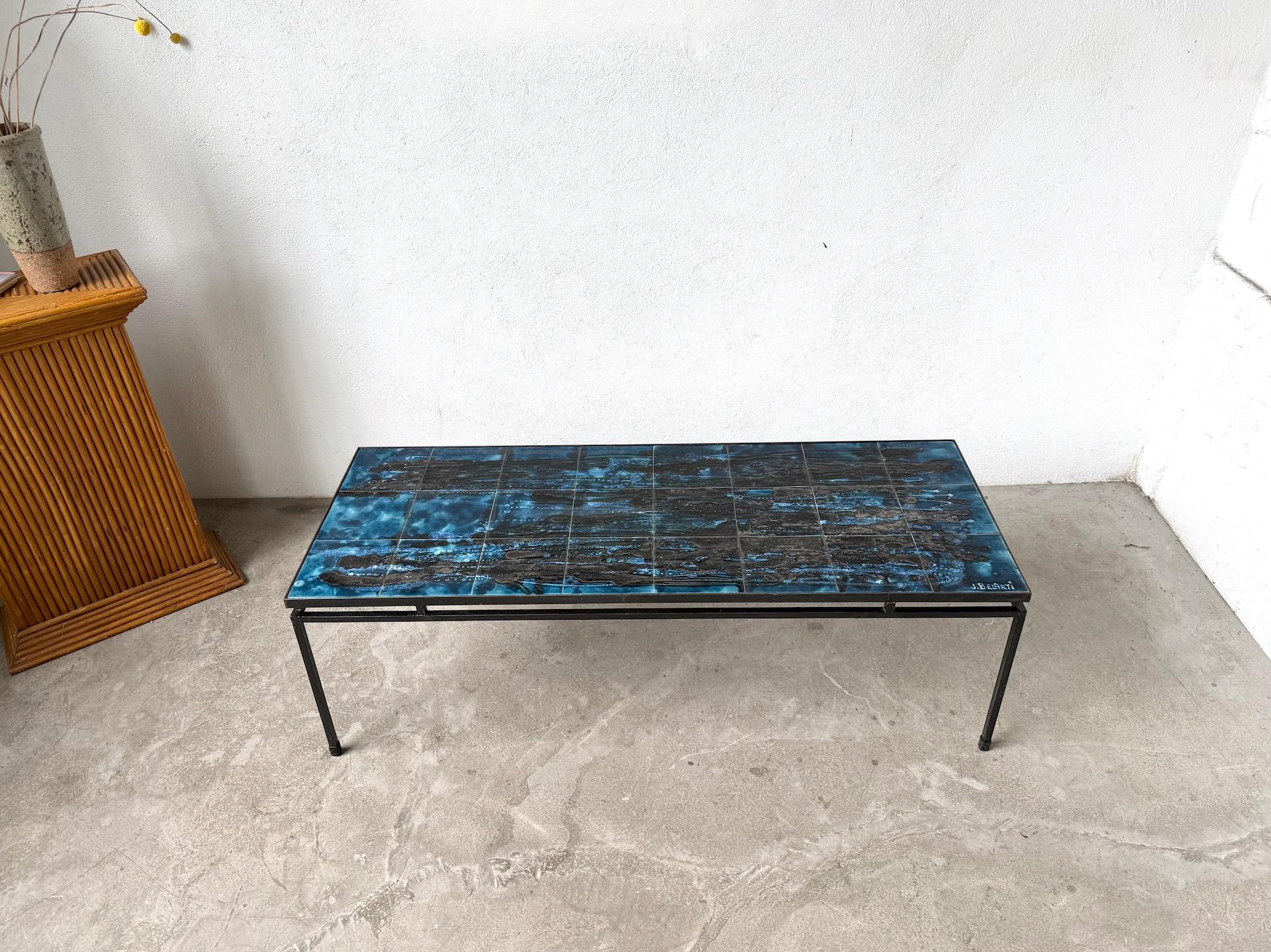 Table basse en métal et céramique, signée J. Belarti, circa 1970 Bon état à LYON, FR