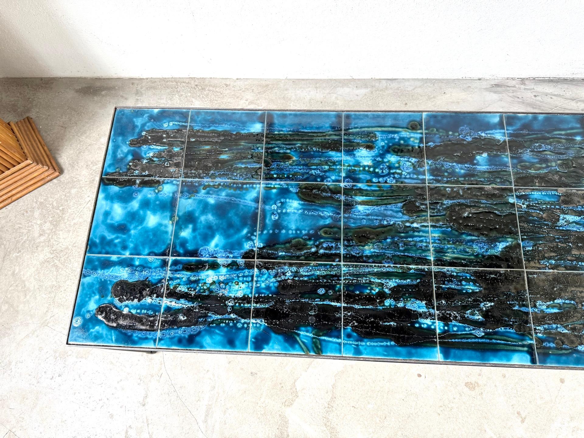 Céramique Table basse en métal et céramique, signée J. Belarti, circa 1970