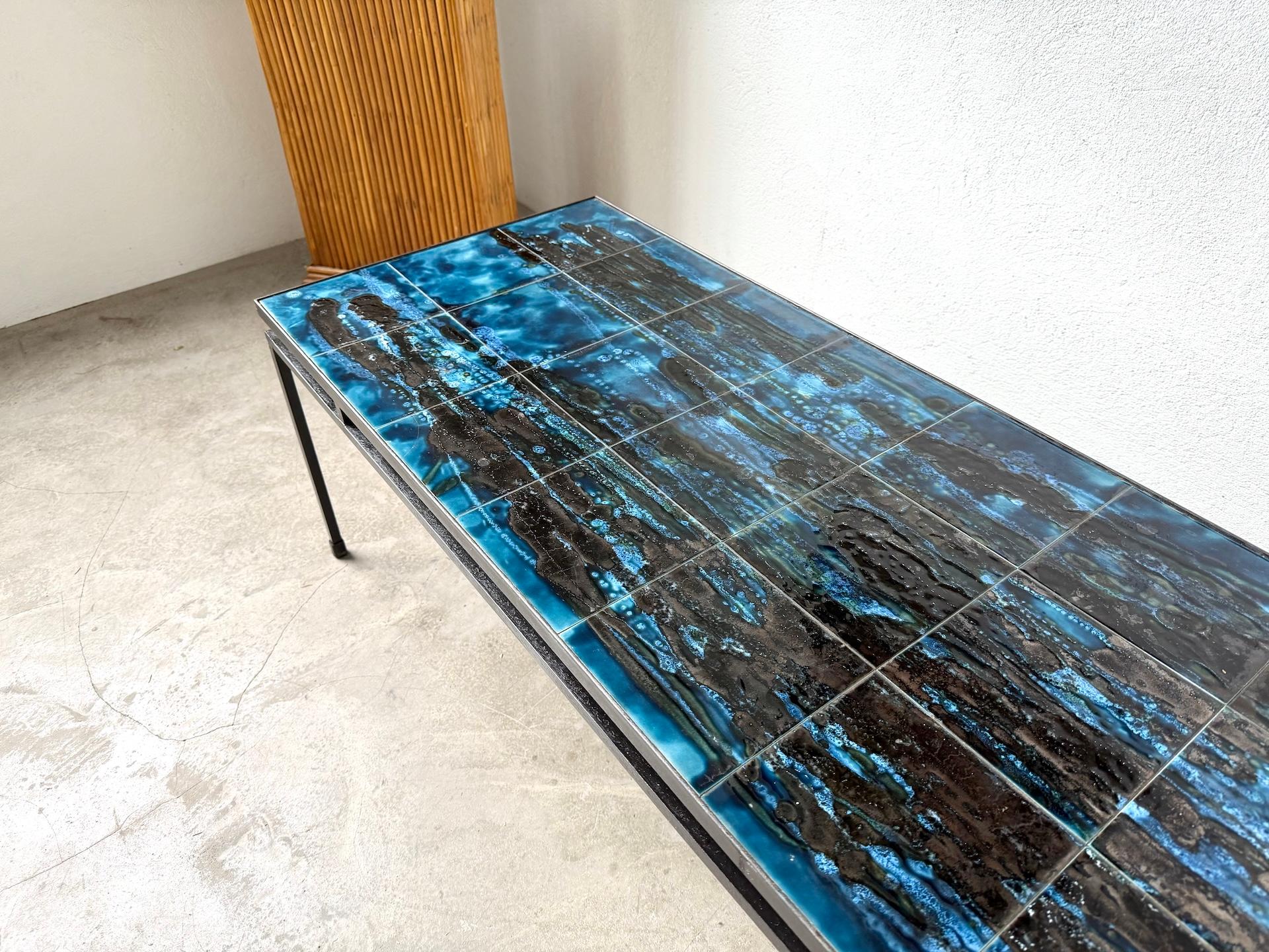 Table basse en métal et céramique, signée J. Belarti, circa 1970 2
