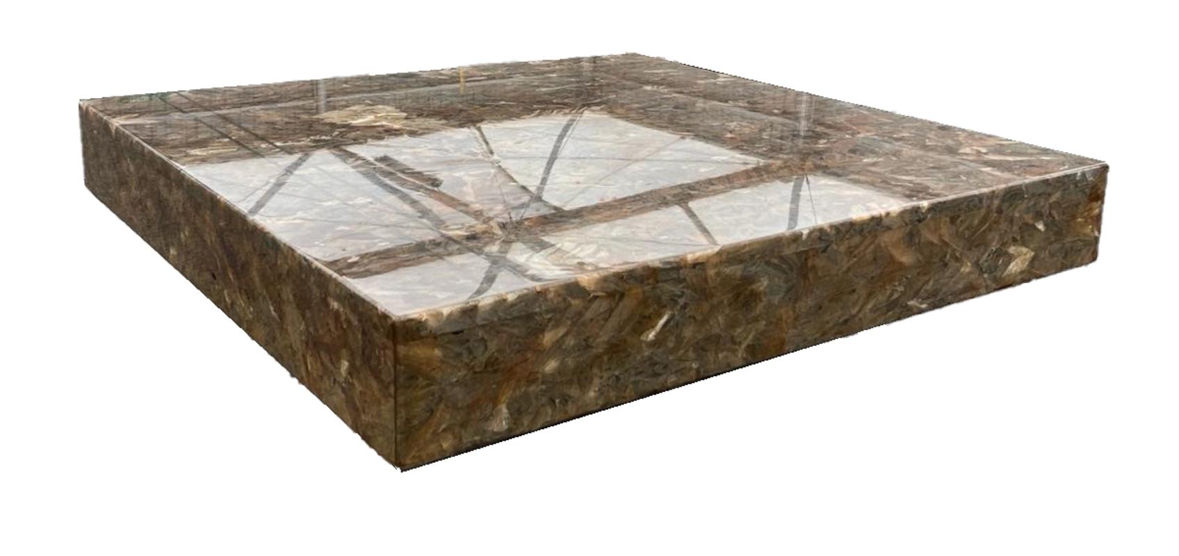 Coffee table in mica and beige resin in the style of Jean Charles, circa 1960s.
The top has an inlayed two brass crossbar and is entirely covered with resin. The base of the table is a mica and resin cube that gives the table a floating