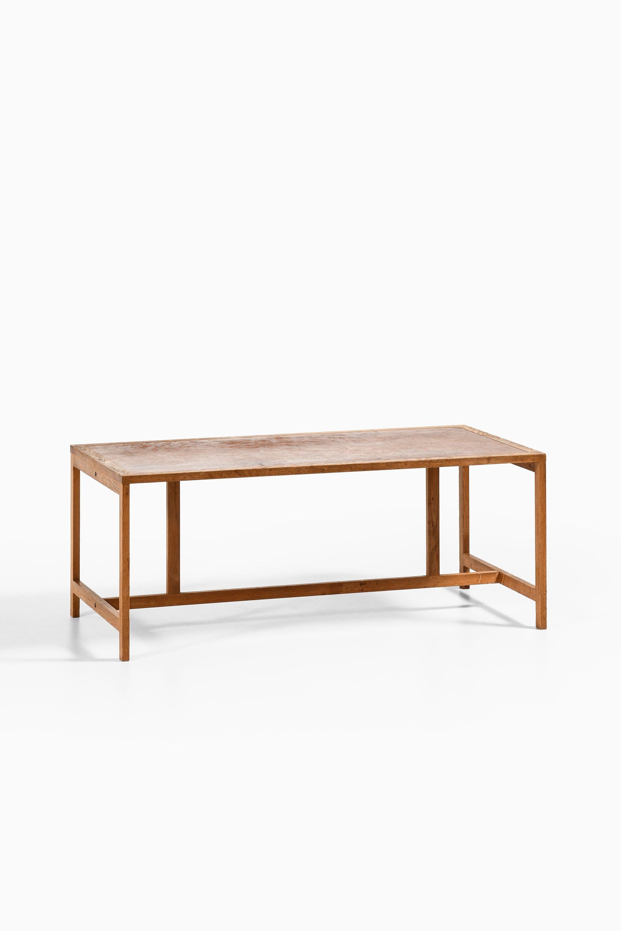 Coffee Table in Oak, Leather by Peter Hjorth & Arne Karlsen

Additional Information:
Material: Oak, leather
Style: Mid century, Scandinavia
Produced by Interna in Denmark
Dimensions (W x D x H): 120 x 61 x 48 cm
