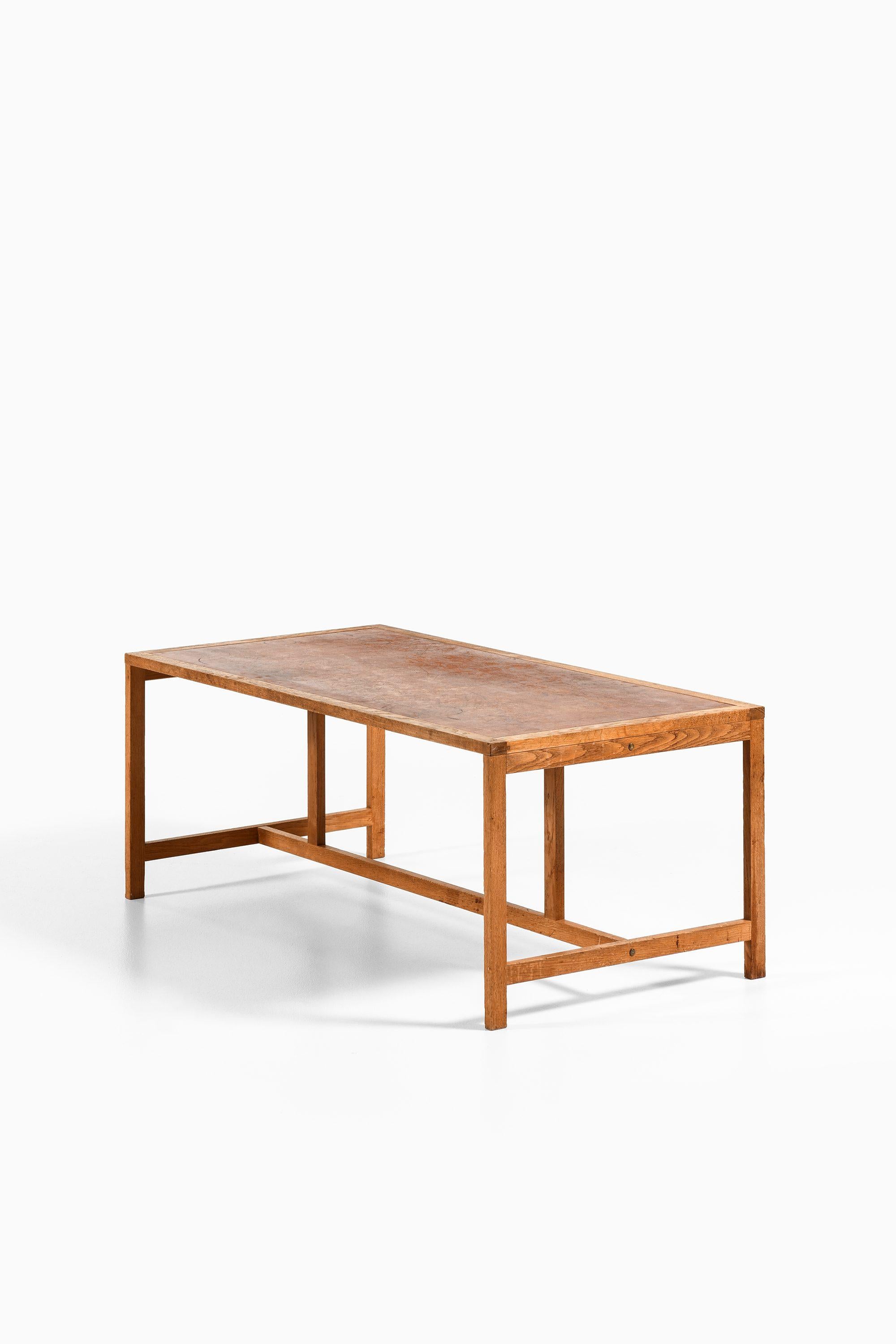 Mid-Century Modern Coffee Table in Oak and Leather by Peter Hjorth & Arne Karlsen For Sale