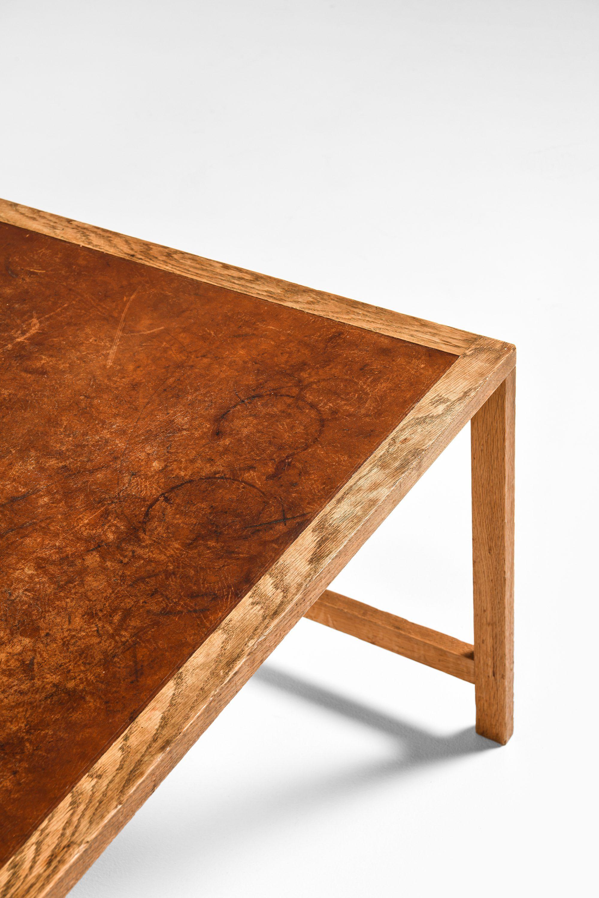 Coffee Table in Oak and Leather by Peter Hjorth & Arne Karlsen In Good Condition For Sale In Limhamn, Skåne län