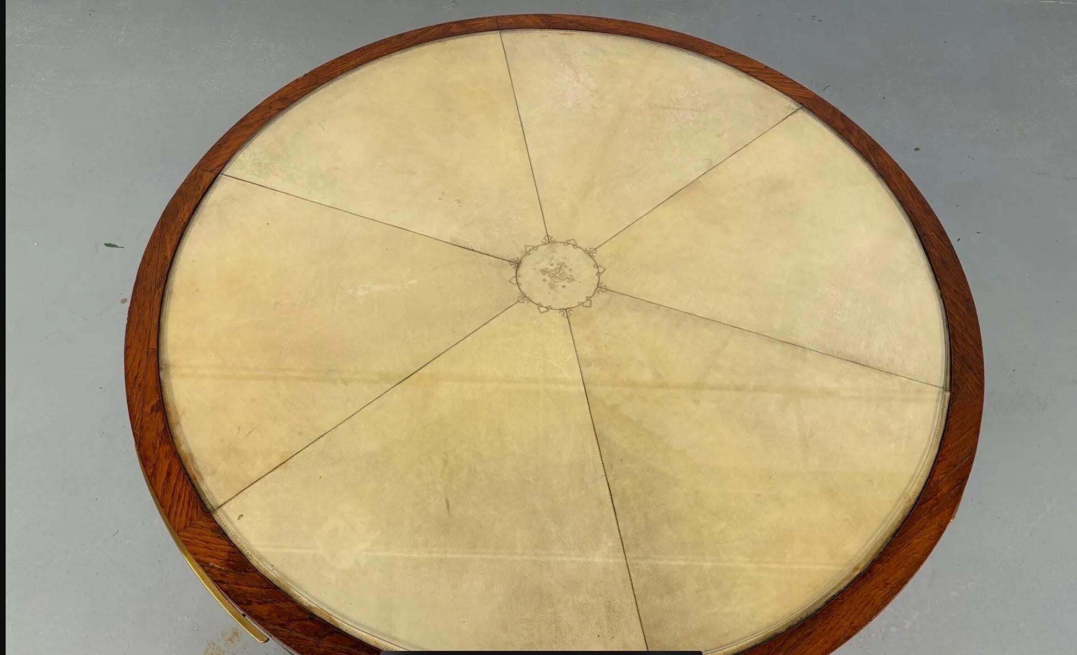 Art deco coffee table in veneer oak on 3 feet underlined by brass line