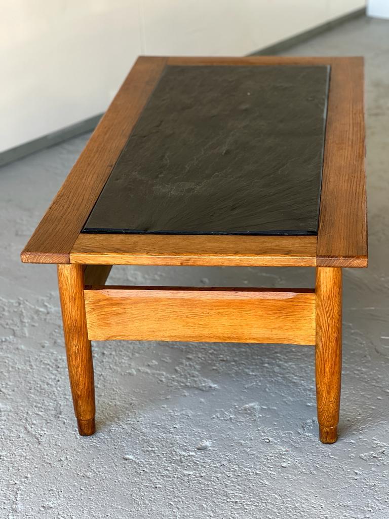 Mid-Century Modern Table basse en chêne et ardoise 1960 en vente