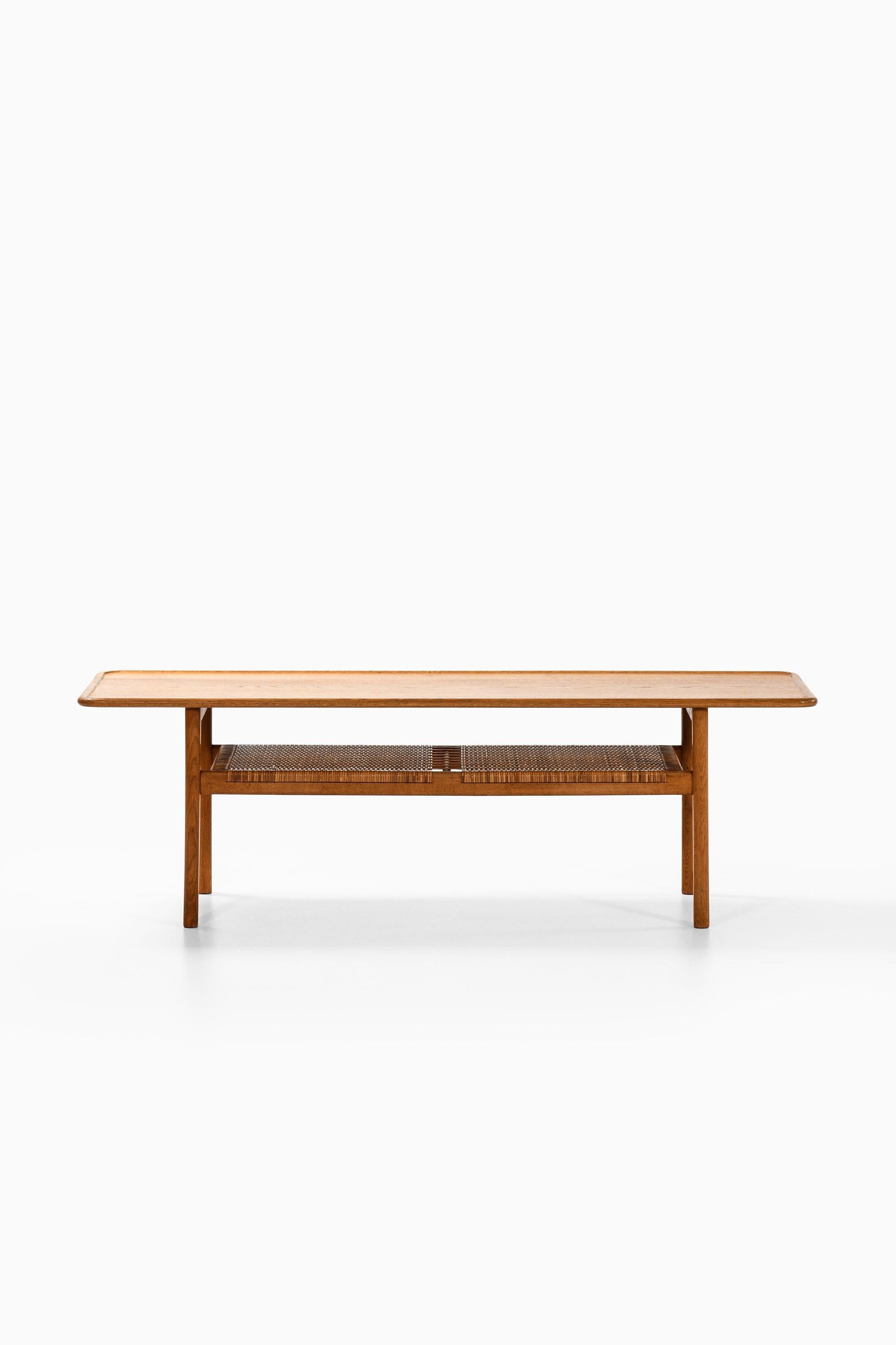 Mesa de centro de roble y caña tejida de Hans Wegner, años 50 en venta 2