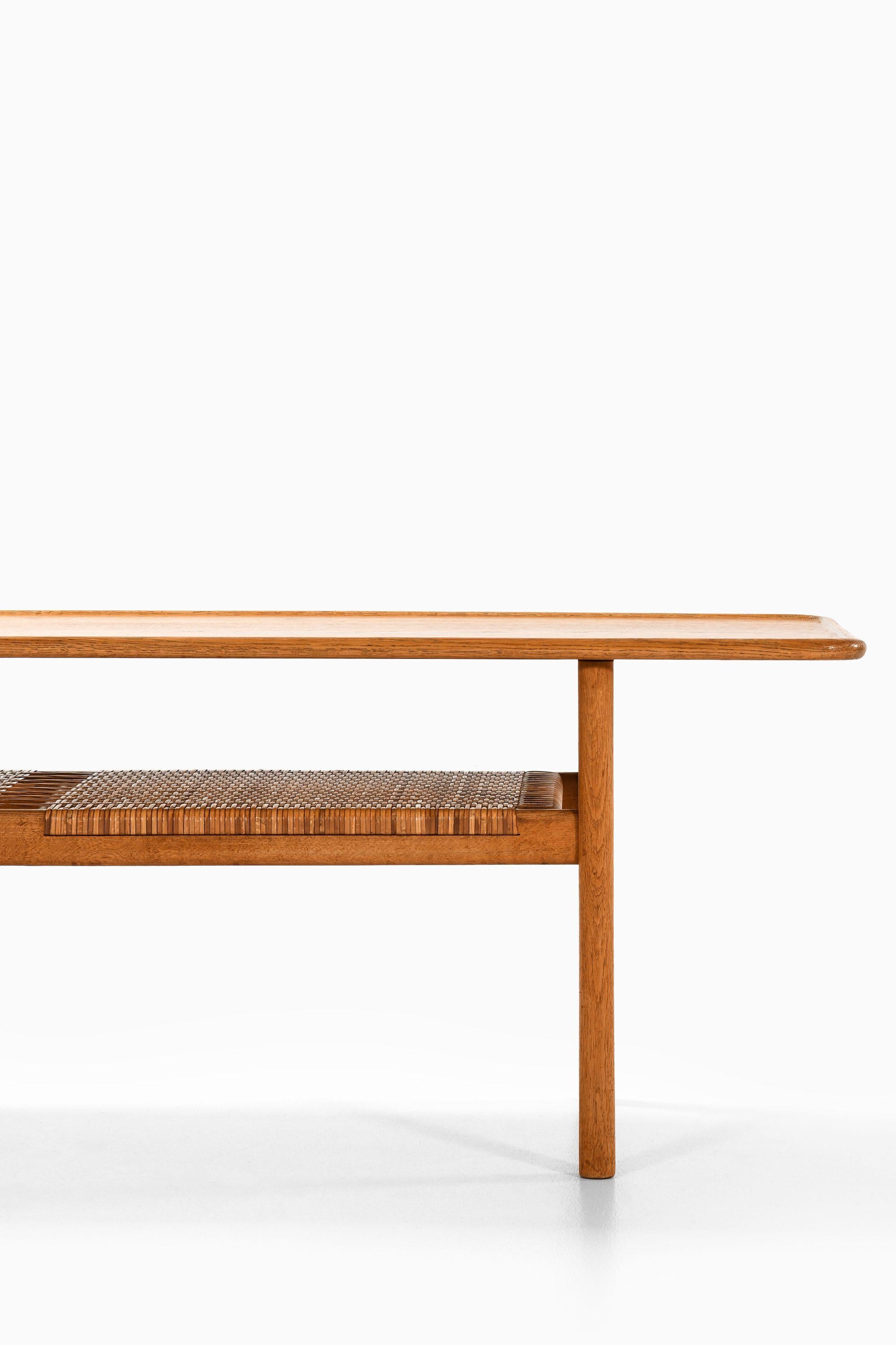 Mesa de centro de roble y caña tejida de Hans Wegner, años 50 Escandinavo moderno en venta