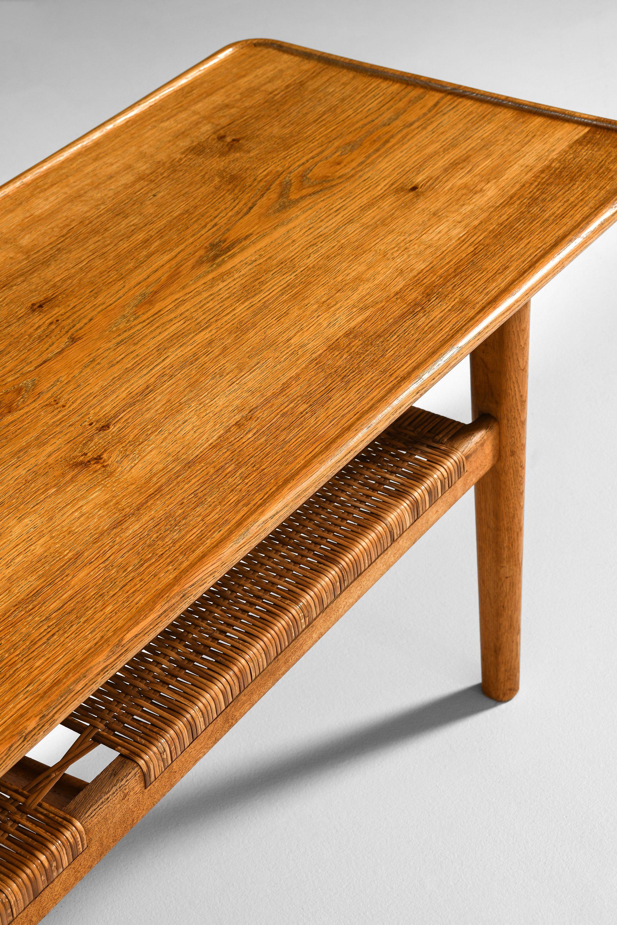 Mesa de centro de roble y caña tejida de Hans Wegner, años 50 siglo XX en venta