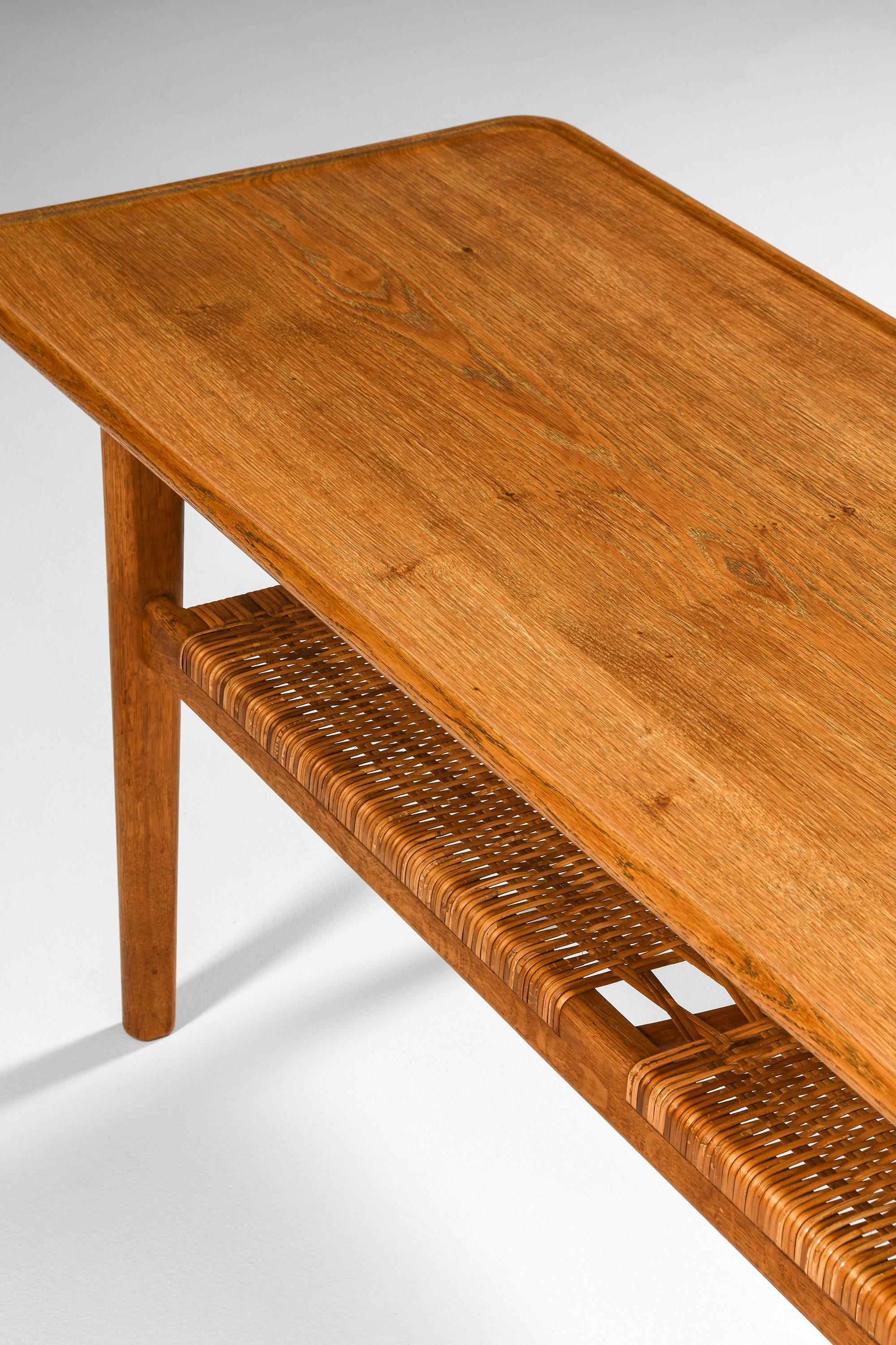 Mesa de centro de roble y caña tejida de Hans Wegner, años 50 Caña en venta