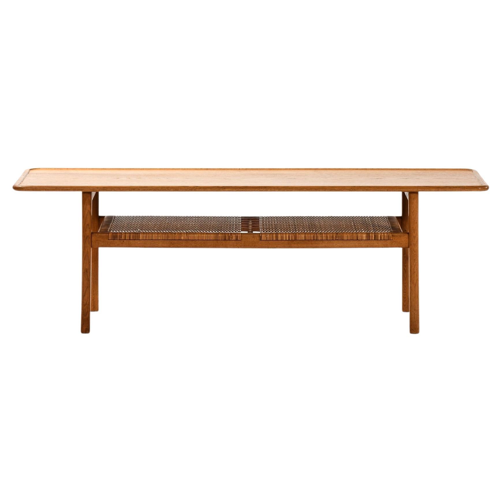 Mesa de centro de roble y caña tejida de Hans Wegner, años 50 en venta