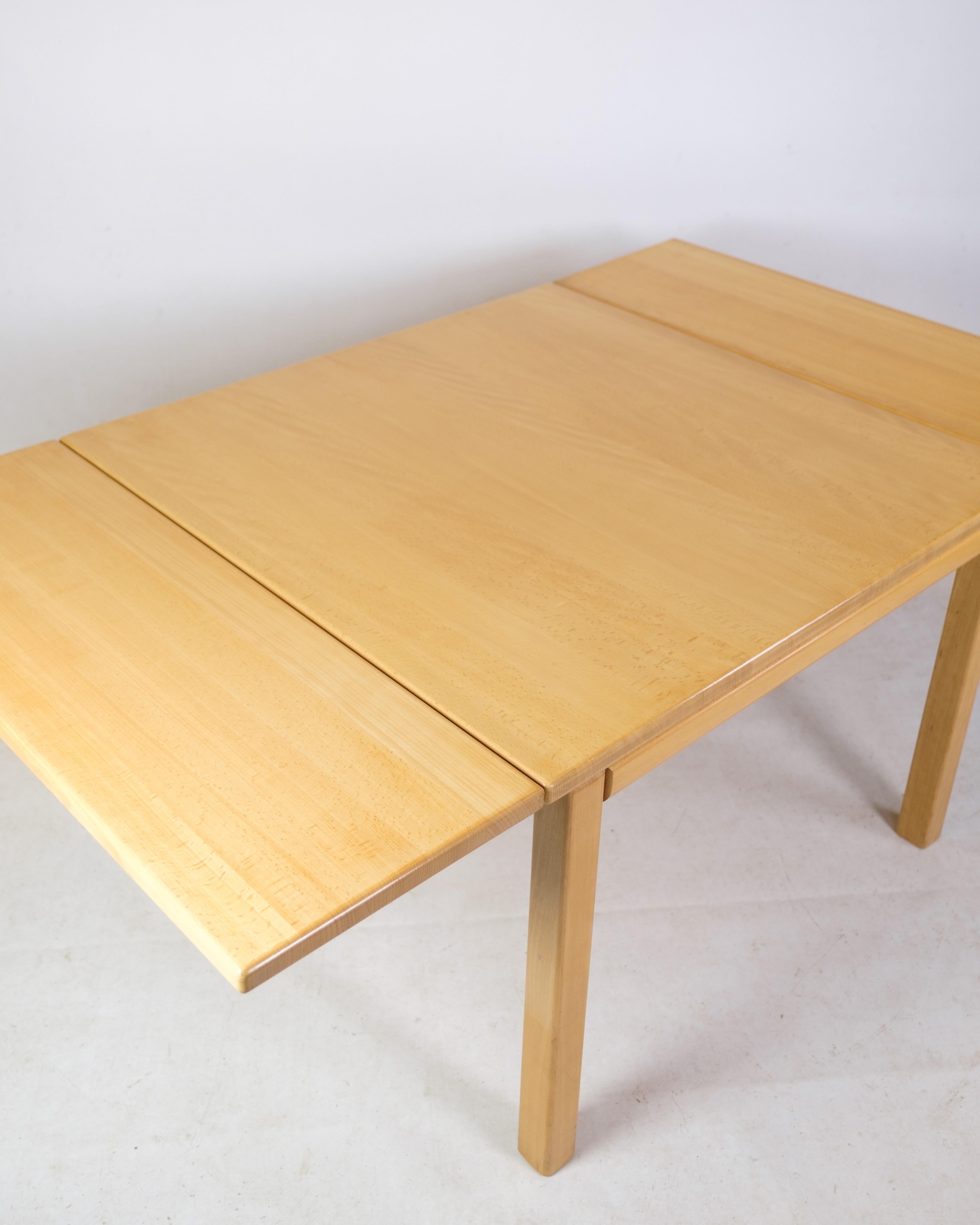 Table basse en chêne huilé avec 2 abattants par Haslev Møbelsnedkeri avec étiquette d'origine.
Mesures en cm : H:55 L:85/145 P:85