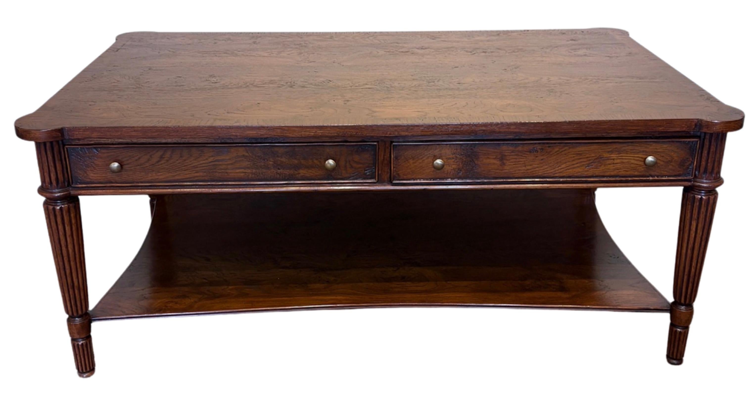 Table basse avec plateau à bandes croisées, pieds cannelés, étagère à revues et deux tiroirs.
Fabriqué en chêne pubescent, ou peut être cité en loupe de chêne.

Disponible en finition polie ou en style rustique.                              