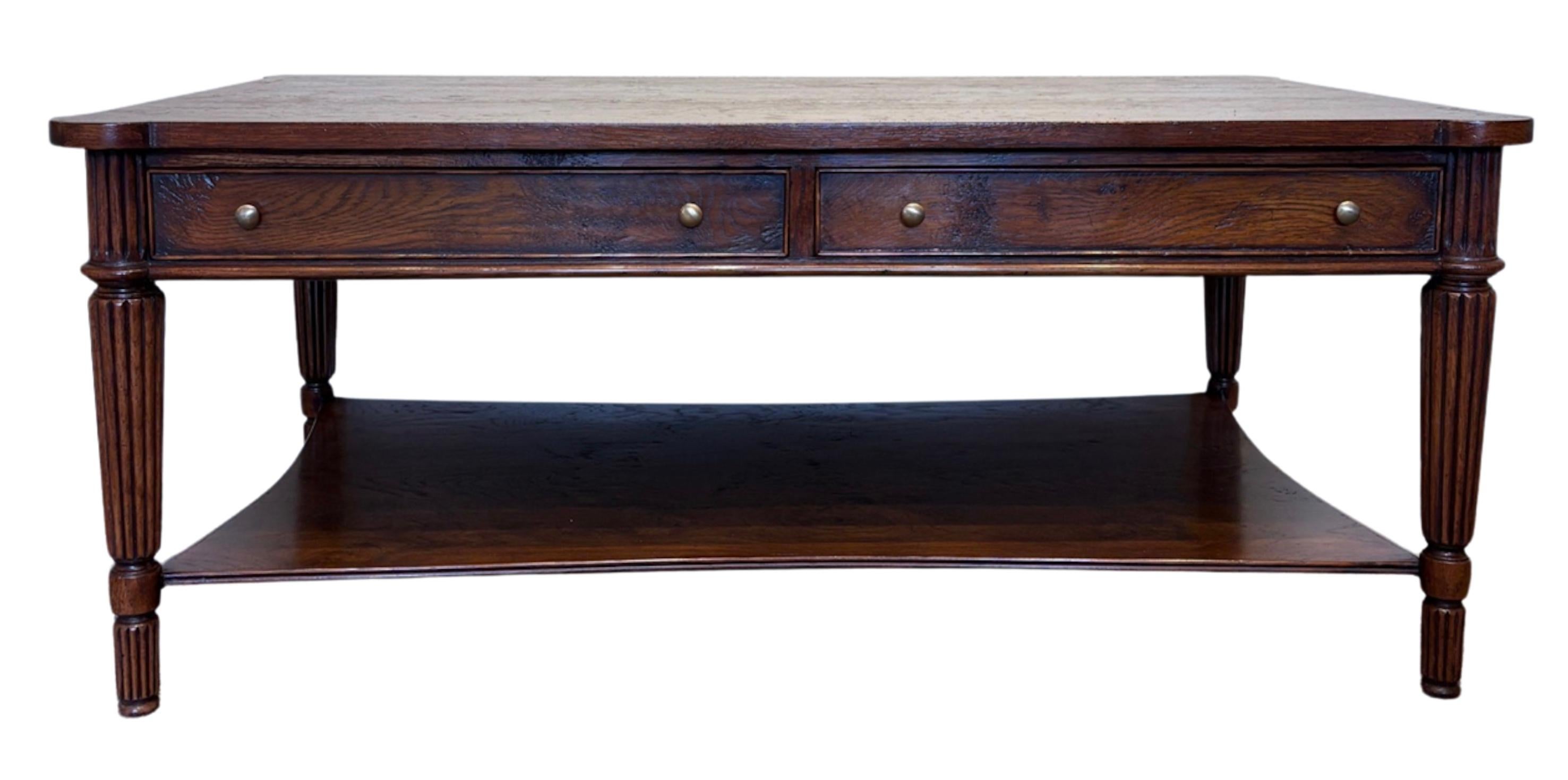 Regency Table basse en Oak, plateau croisé finition noyer antique avec deux tiroirs. en vente